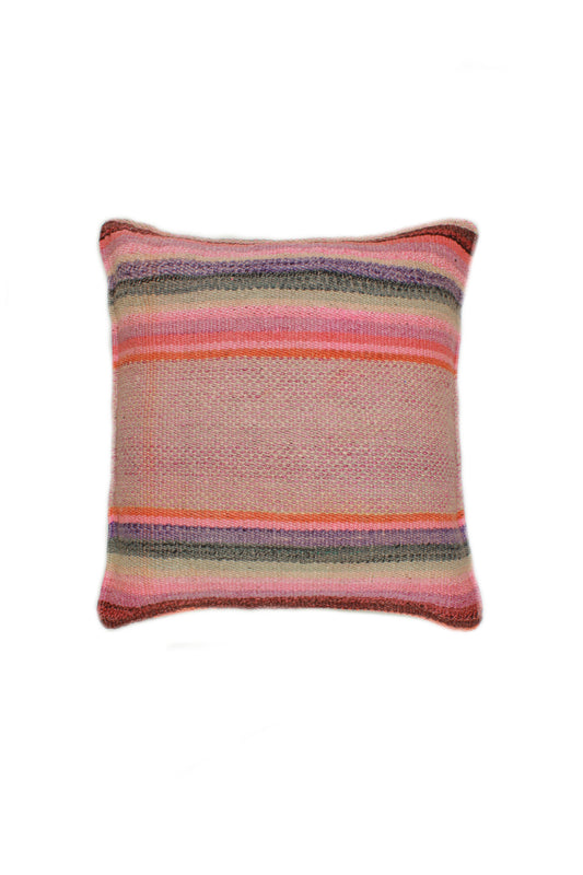 Rosa Frazadakissen 45x45 cm von Glueck und Fund, aus Peru, weiches Kissen mit traditionellem Muster auf der Oberfläche.