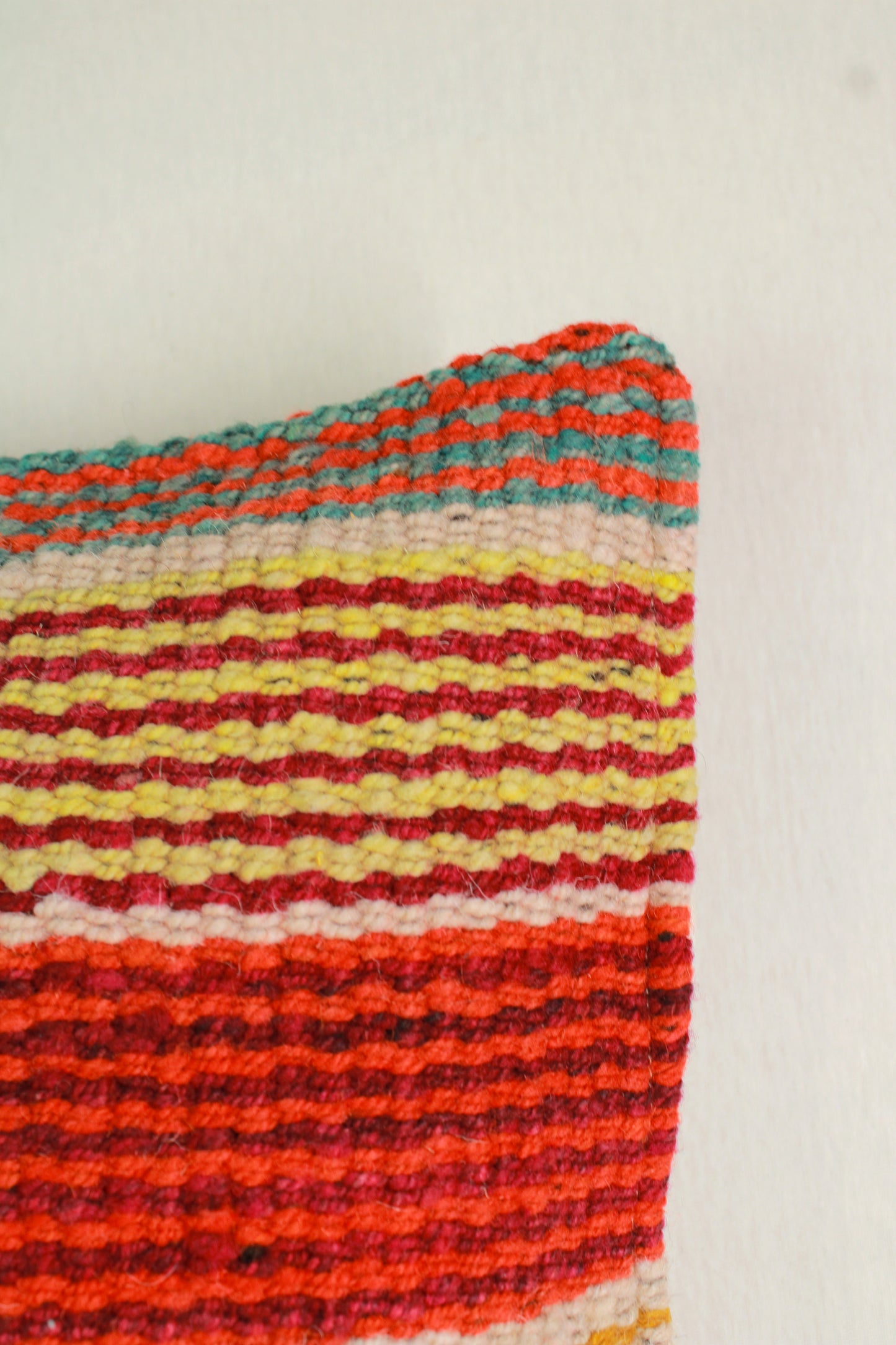 Frazadakissen 45x45 aus Peru mit schmalen Streifen, dekoratives Kissen von Glueck und Fund für gemütliche Räume