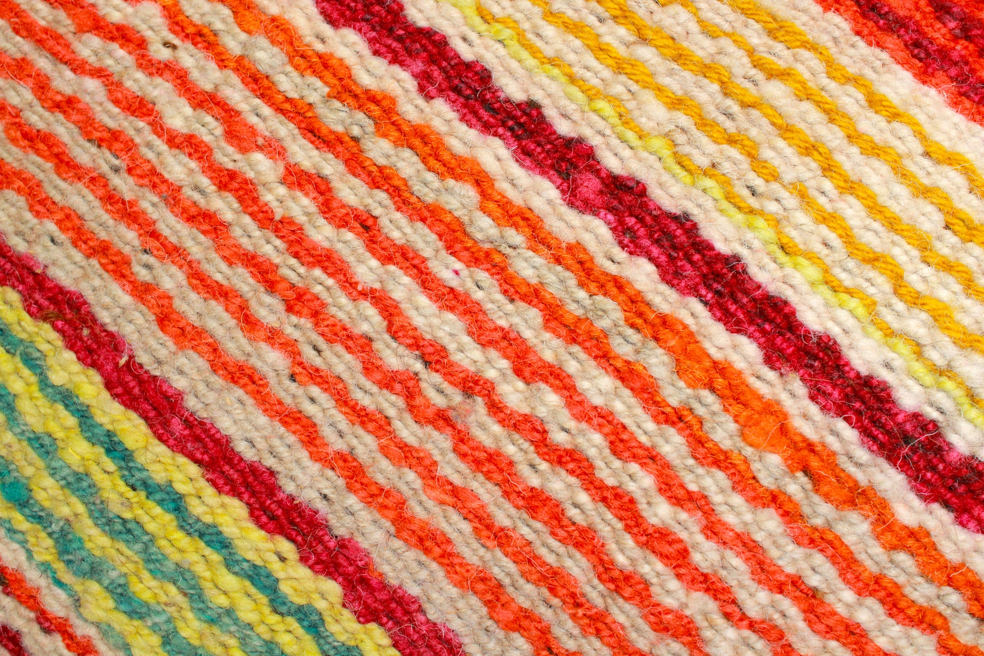 Detailansicht Frazadakissen 45x45 aus Peru mit schmalen Streifen, dekoratives Kissen von Glueck und Fund, weiche Textur und stilvolles Design