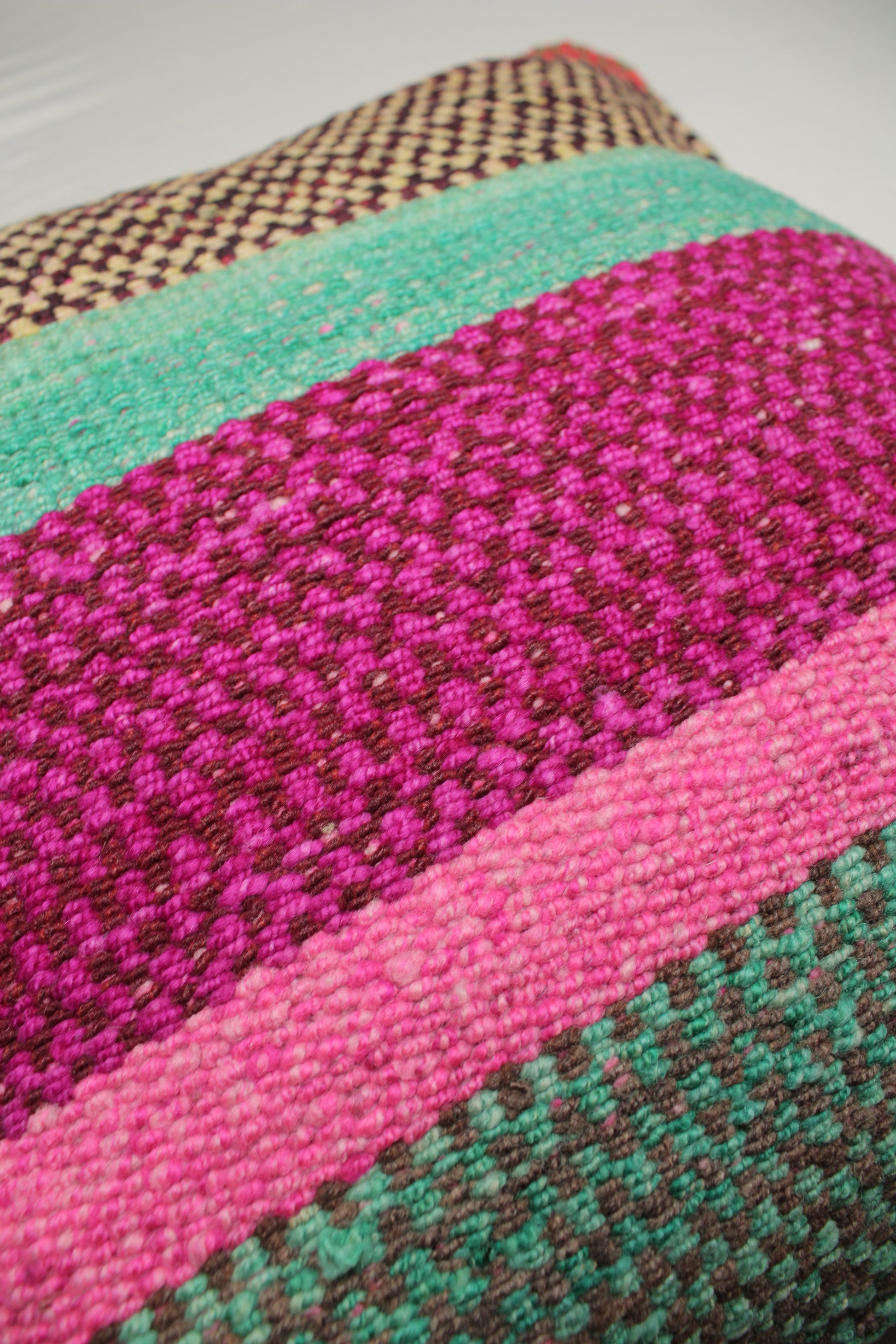 Türkisgrünes Frazadakissen 45x45 cm aus Peru, handgefertigt, mit bunten Mustern, von Glück und Fund.