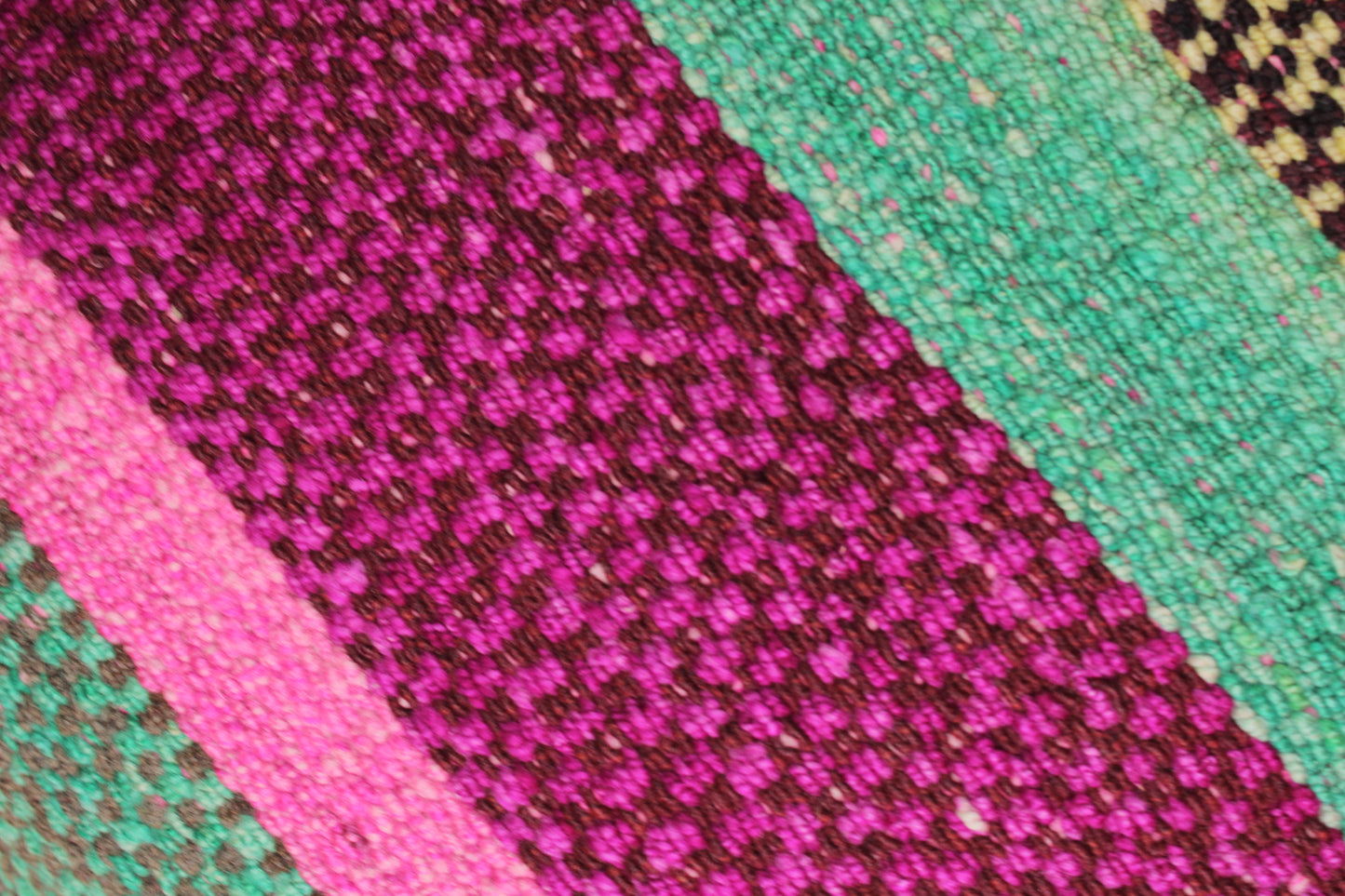 Detailansicht türkisgrünes Frazadakissen 45x45 cm von Glück und Fund aus Peru, weiches Dekokissen für Sofa oder Bett