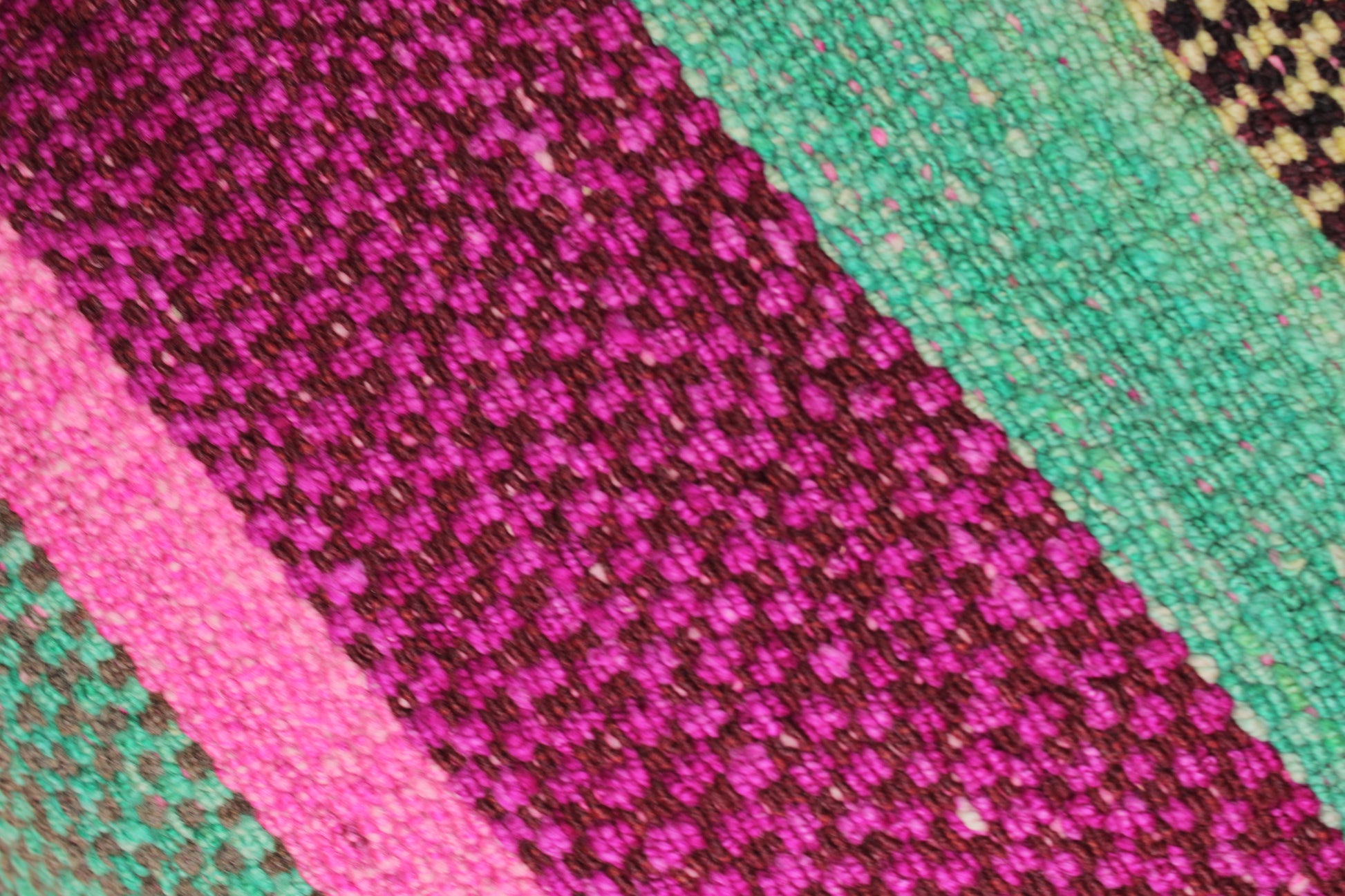 Detailansicht türkisgrünes Frazadakissen 45x45 cm von Glück und Fund aus Peru, weiches Dekokissen für Sofa oder Bett