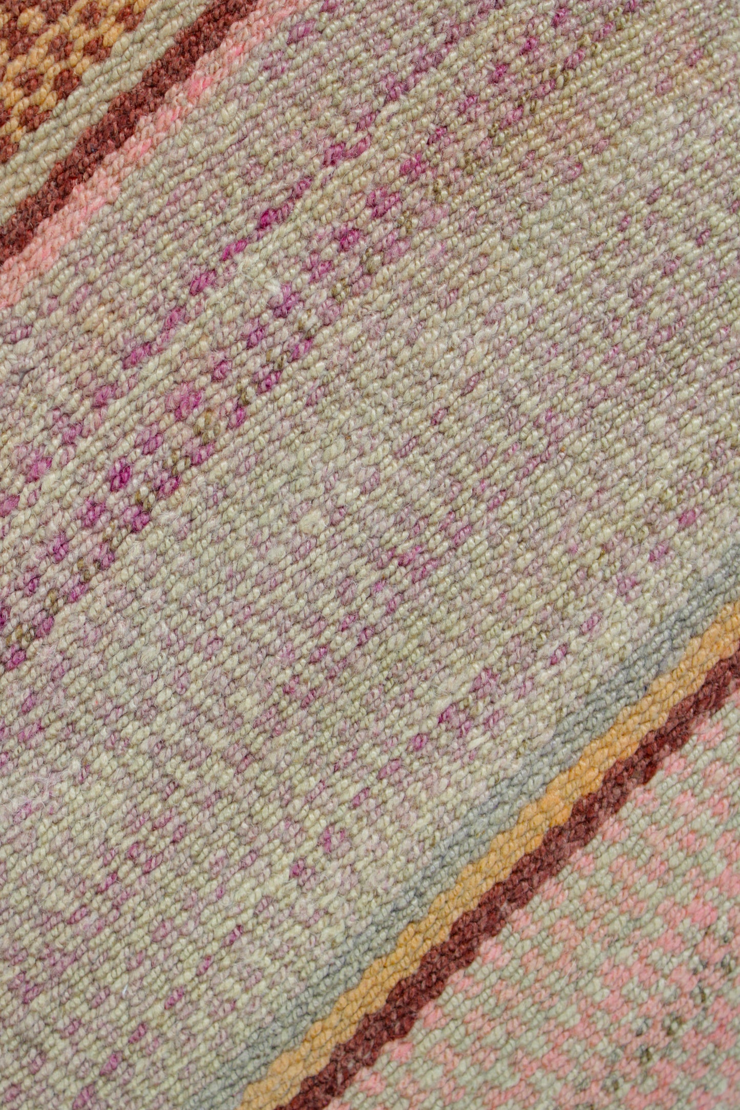 Detailansicht peruanisches Kissen45x45 cm in zartem Rosa von Glück und Fund, handgewebt, ideal für Wohnzimmer oder Balkon.