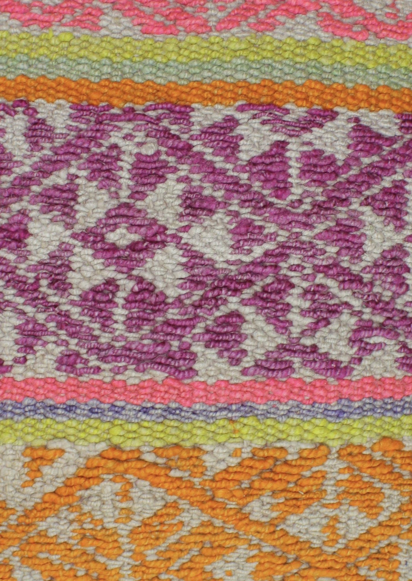 Bunt bedrucktes Kissen 45x45 cm mit Rautenmuster von Glueck und Fund, weiche Textur, ideal für gemütliche Wohnräume