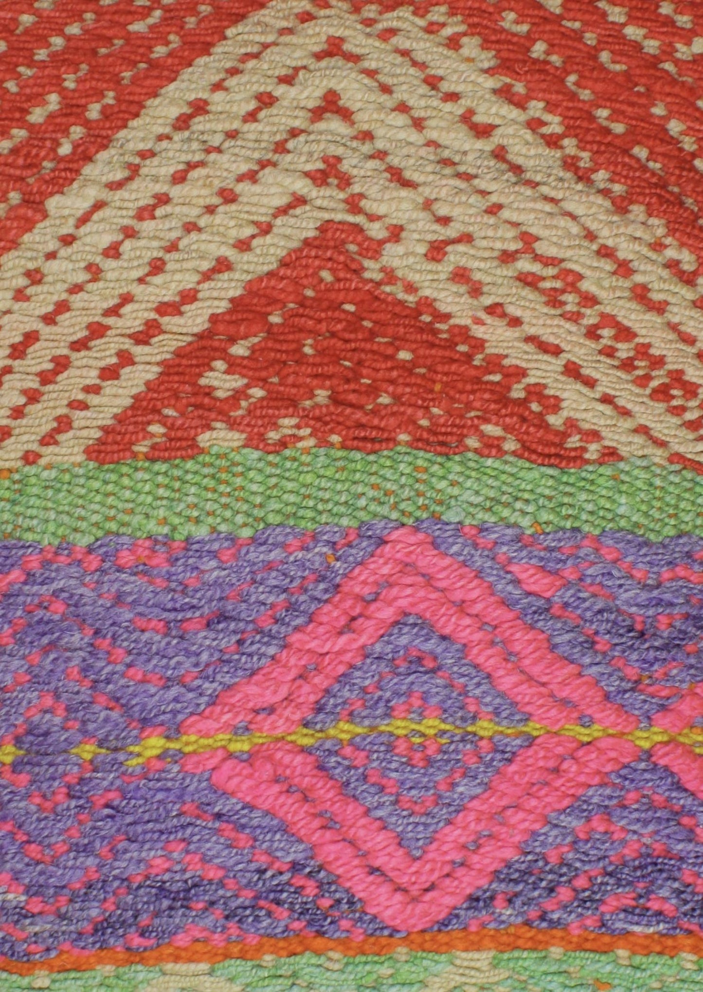 Bohemian Frazadakissen 45x45 aus Peru mit buntem Muster, hergestellt von Glueck und Fund, auf einem stilvollen Sofa.