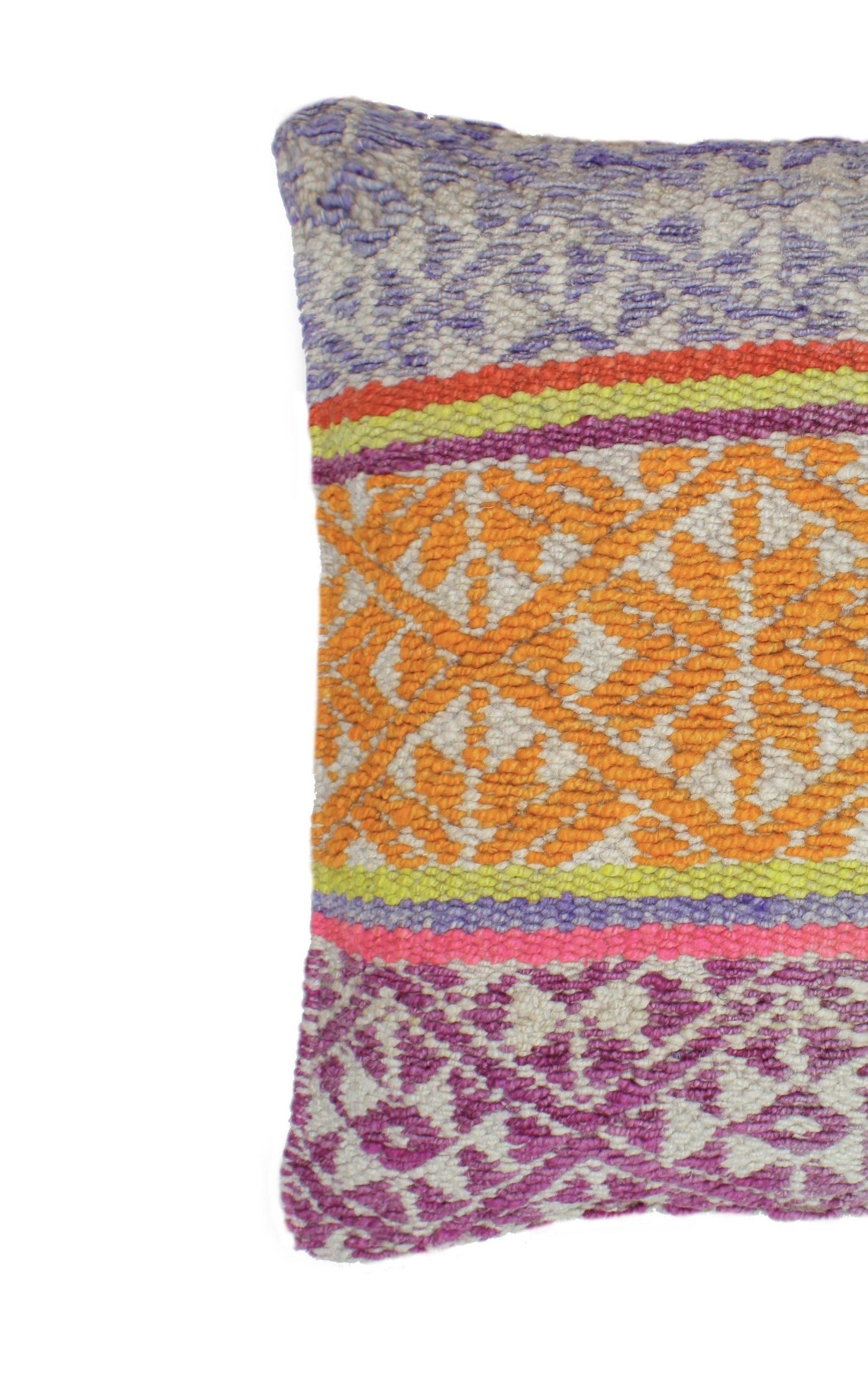 Dreifarbiges Frazadakissen 45x45 aus Peru mit Rautenmuster, von Glueck und Fund, auf einem stilvollen Sofa platziert.