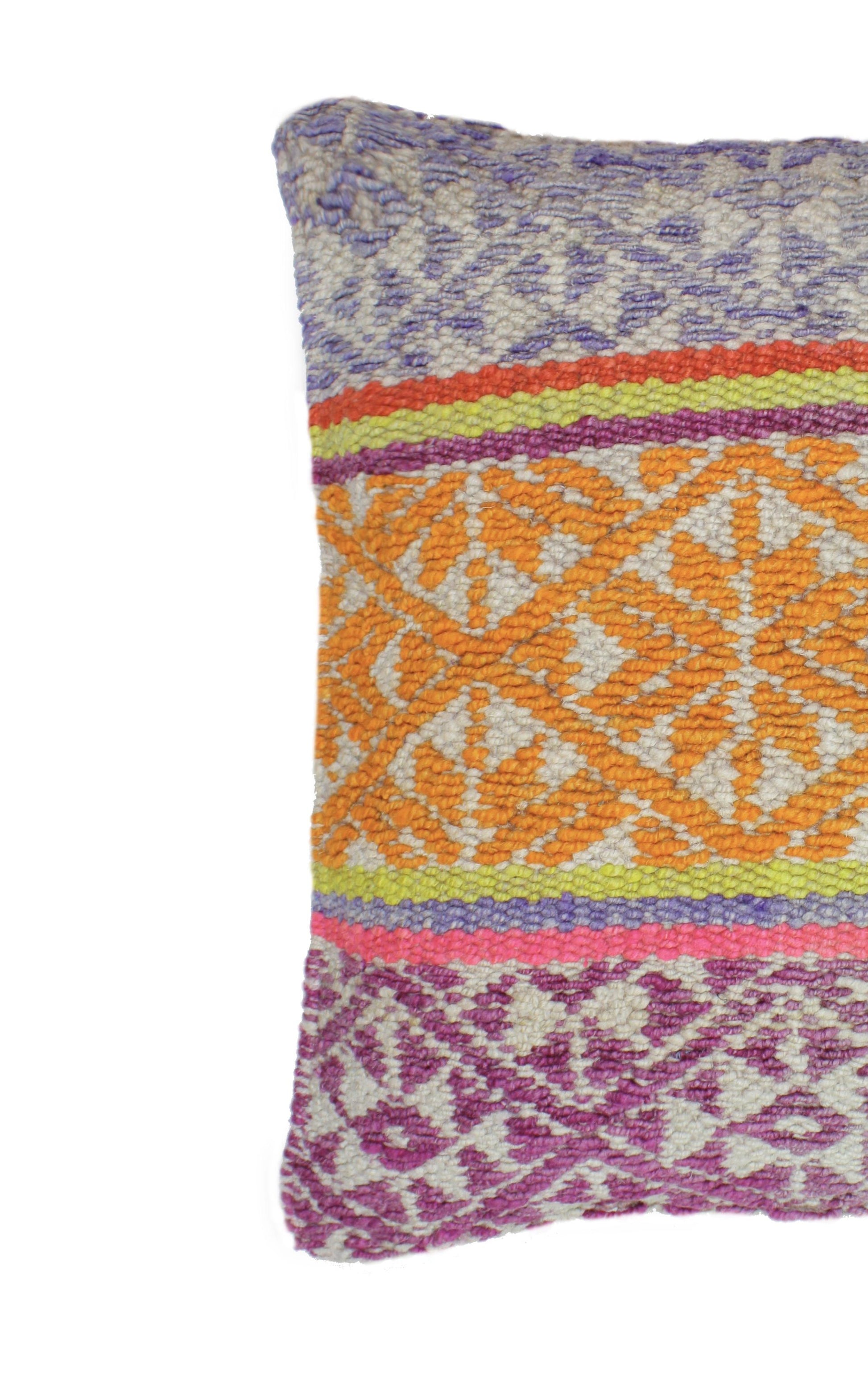 Dreifarbiges Frazadakissen 45x45 aus Peru mit Rautenmuster, von Glueck und Fund, auf einem stilvollen Sofa platziert.