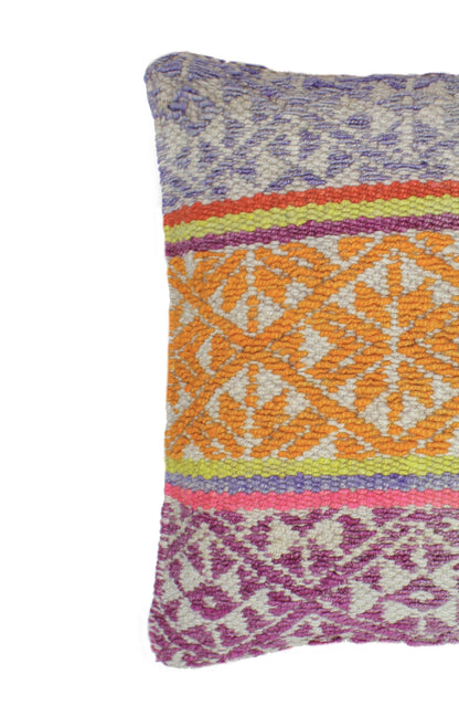 Dreifarbiges Frazadakissen 45x45 aus Peru mit Rautenmuster, von Glueck und Fund, auf einem stilvollen Sofa platziert.