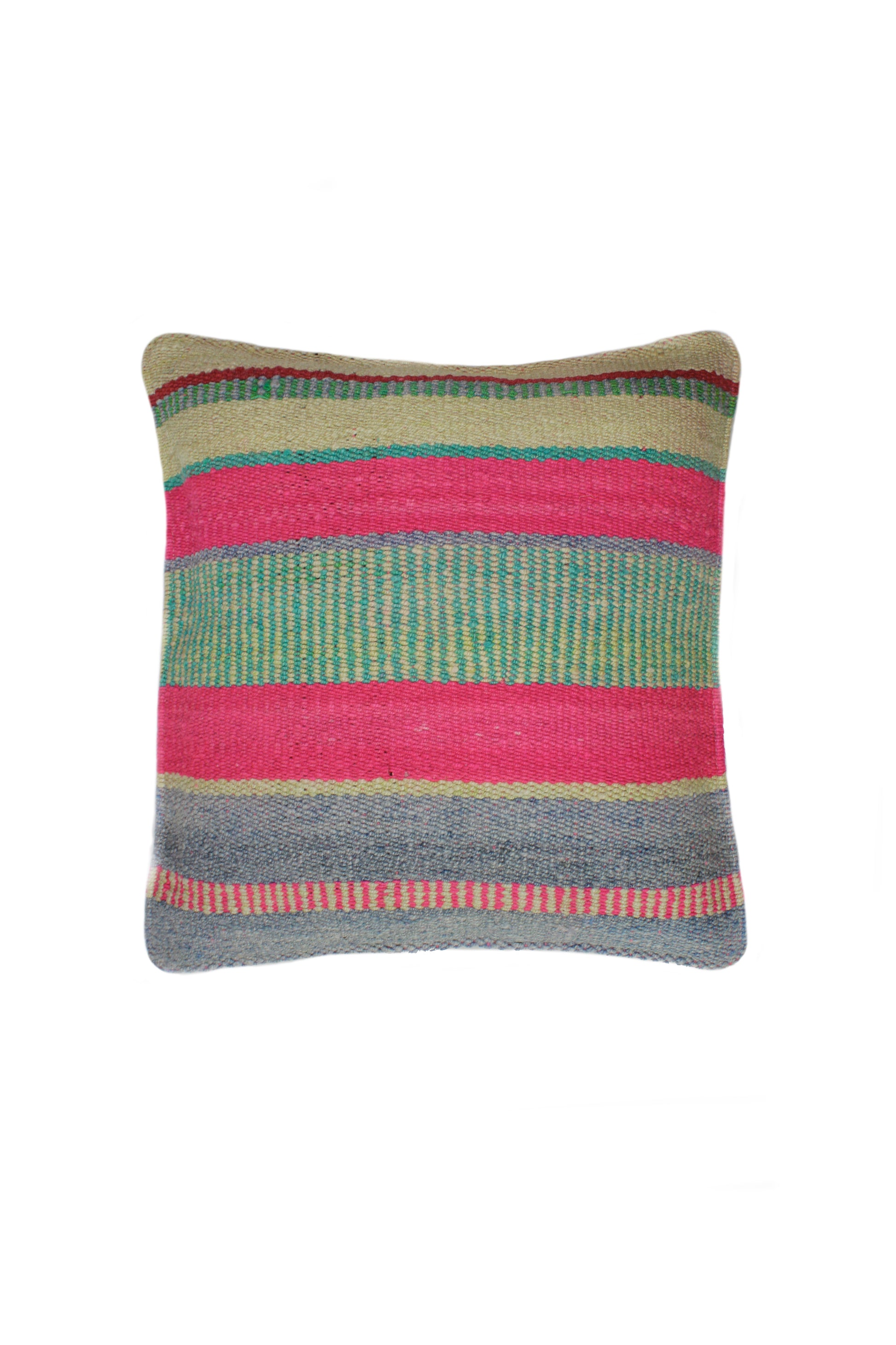 Himbeerrosafarbenes Frazadakissen 45x45 cm von Glueck und Fund, weiches Textil mit dekorativem Muster, auf einer Couch drapiert