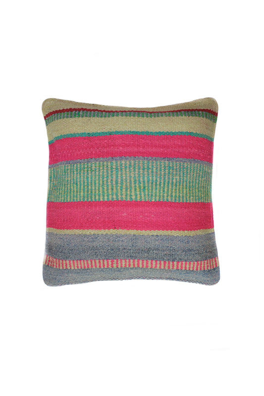 Himbeerrosafarbenes Frazadakissen 45x45 cm von Glueck und Fund, weiches Textil mit dekorativem Muster, auf einer Couch drapiert