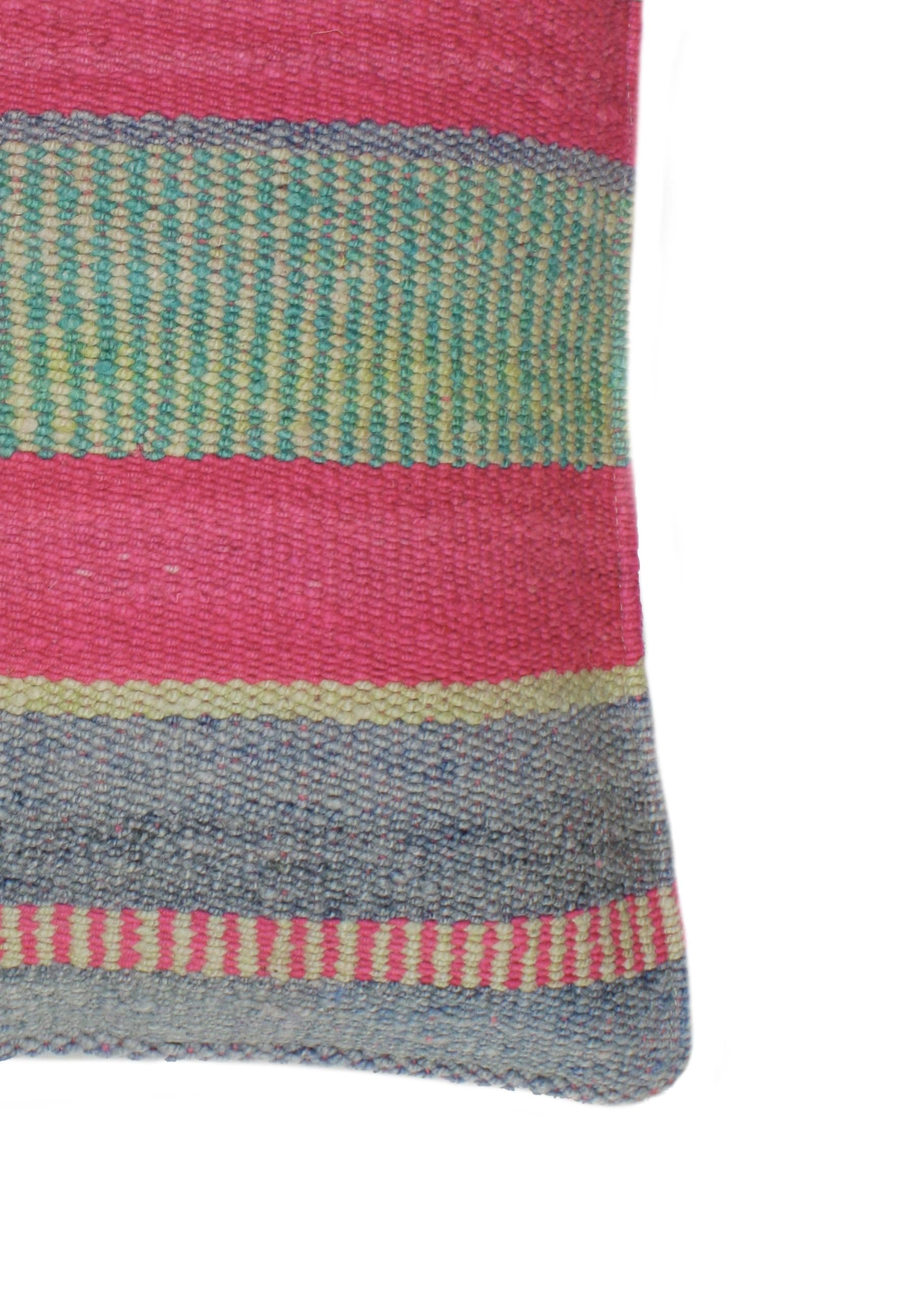 Himbeerrosa Frazadakissen 45x45 aus Peru von Glueck und Fund mit weichem Stoff und dekorativem Design.