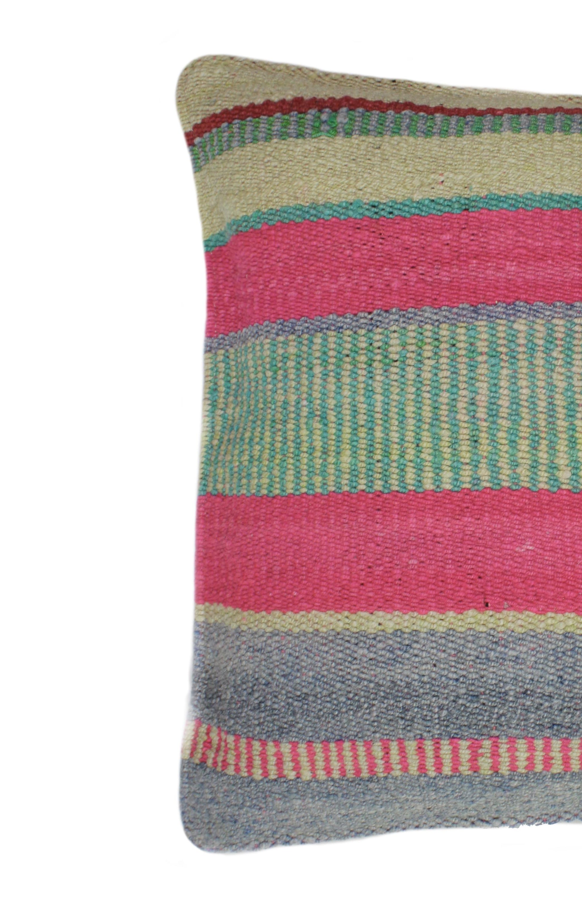 Himbeerrosa Frazadakissen 45x45 aus Peru von Glueck und Fund mit weichem Stoff und handgefertigtem Design.
