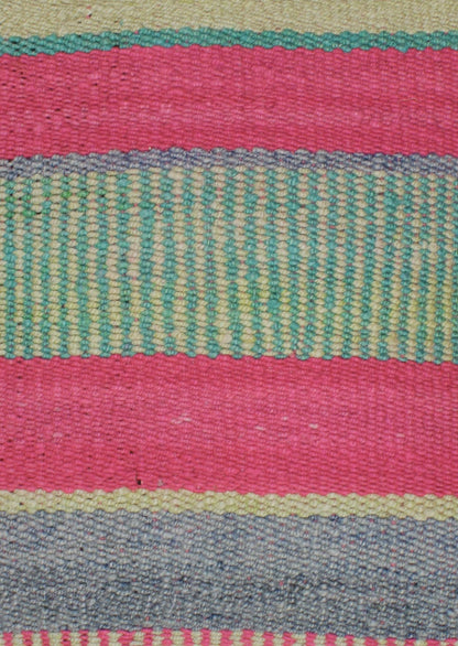 Himbeerrosanes Frazadakissen 45x45 aus Peru, weiches Kissen von Glueck und Fund mit traditionellem Muster.