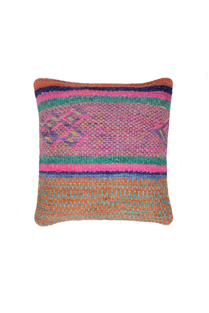 Leuchtend pinkes Frazadakissen 45x45 aus Peru von Glueck und Fund, weiche Textur und lebendige Farbe sichtbar