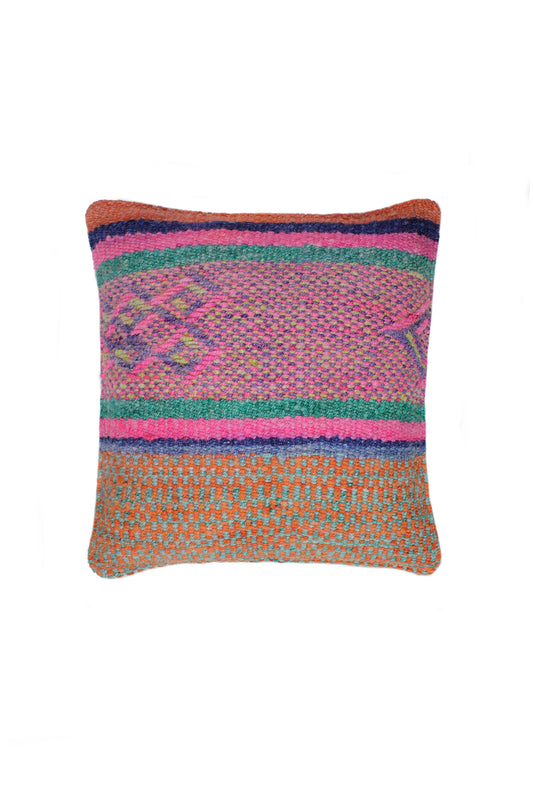 Leuchtend pinkes Frazadakissen 45x45 aus Peru von Glueck und Fund, weiche Textur und lebendige Farbe sichtbar