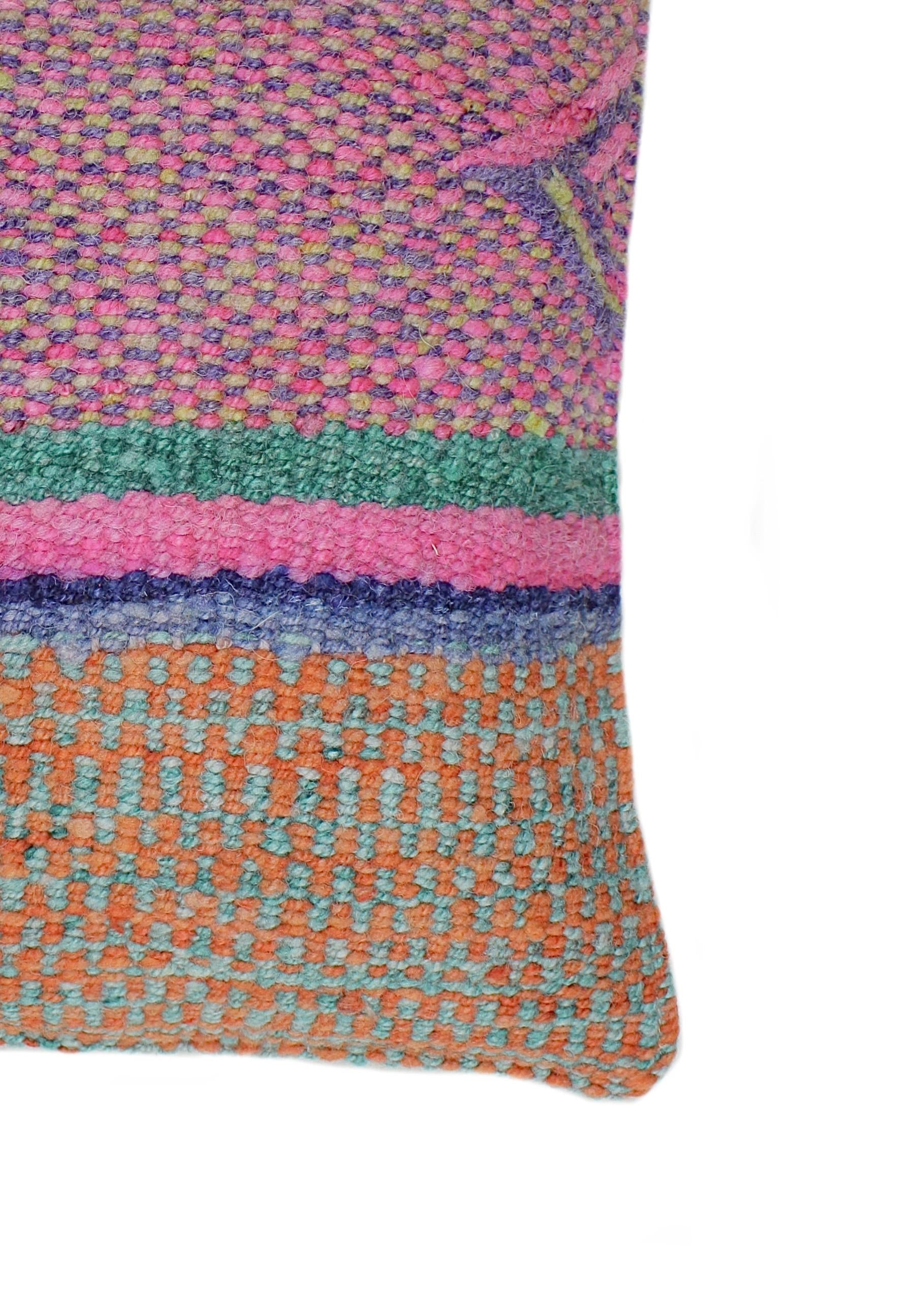 Leuchtendes pinkes Frazadakissen 45x45 aus Peru von Glueck und Fund, weiche Textur und farbenfrohes Design sichtbar.