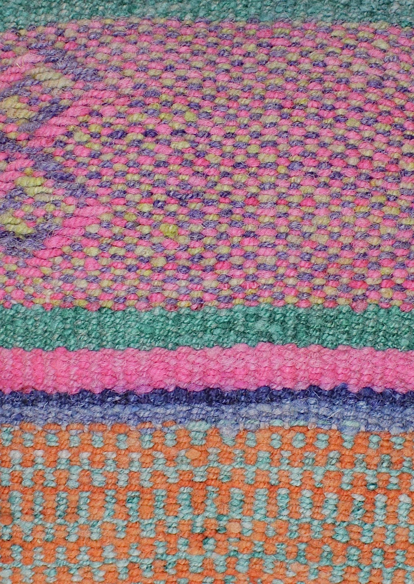 Leuchtendes pinkes Frazadakissen 45x45 aus Peru von Glueck und Fund, weiches Kissen mit buntem Muster.
