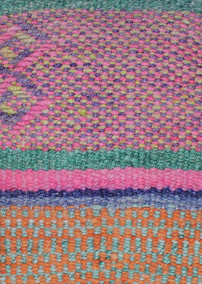 Leuchtendes pinkes Frazadakissen 45x45 aus Peru von Glueck und Fund, weiches Kissen mit buntem Muster.
