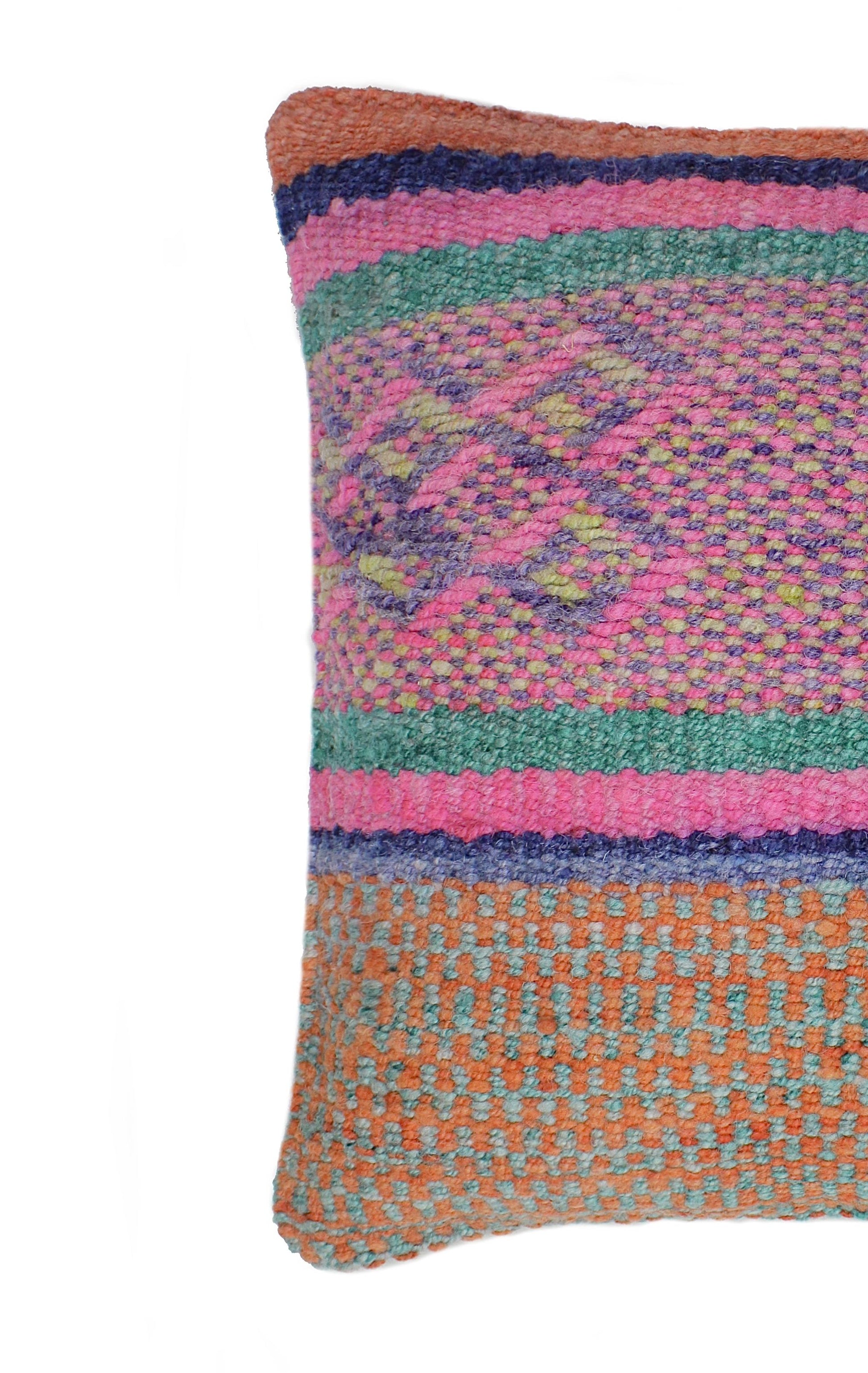 Leuchtendes pinkes Frazadakissen 45x45 aus Peru von Glueck und Fund, weiche Kissenhülle mit buntem Muster