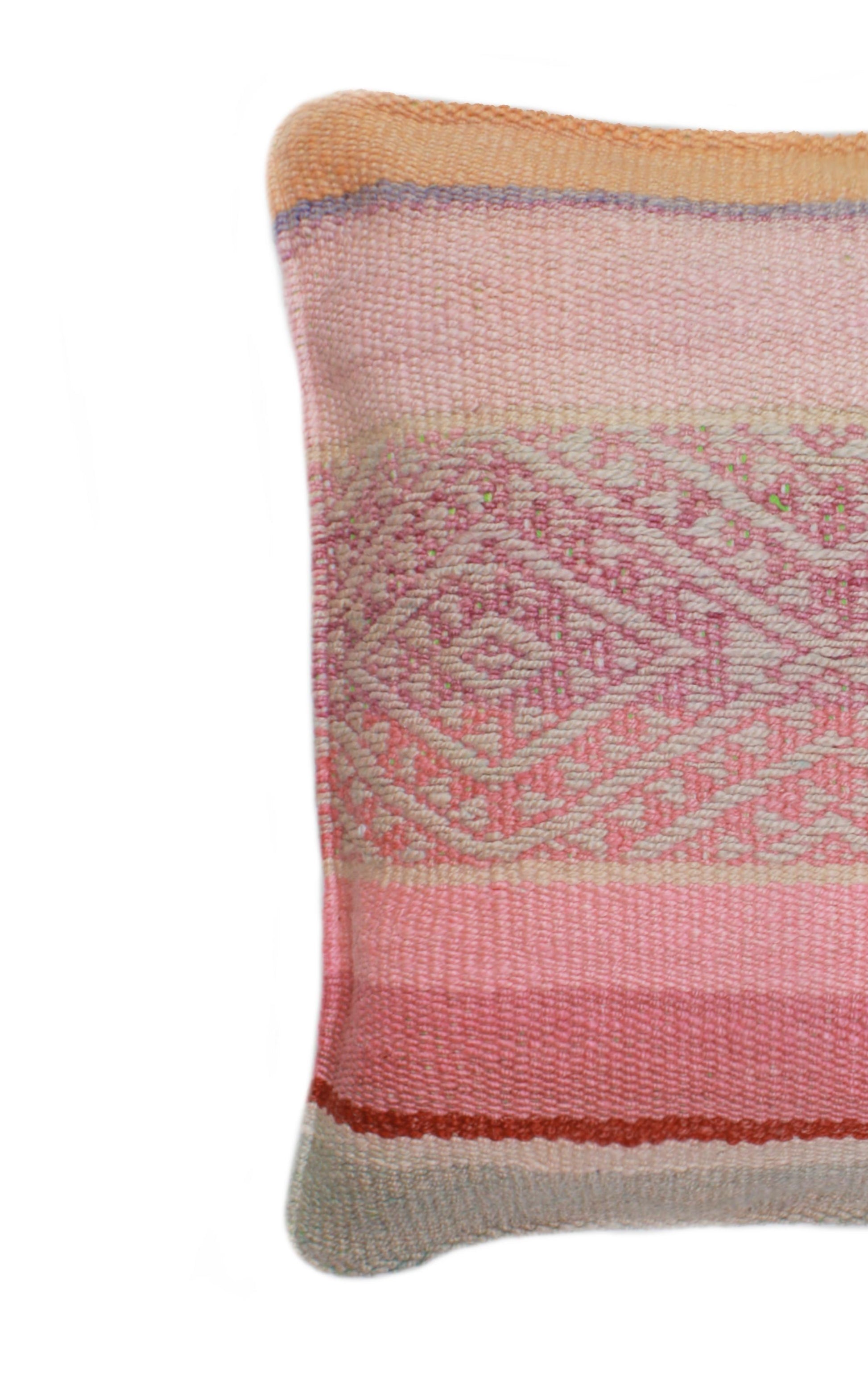 Rosa Frazadakissen 45x45 aus Peru mit Raute-Muster, dekoratives Kissen von Glueck und Fund, auf weichem Stoff.