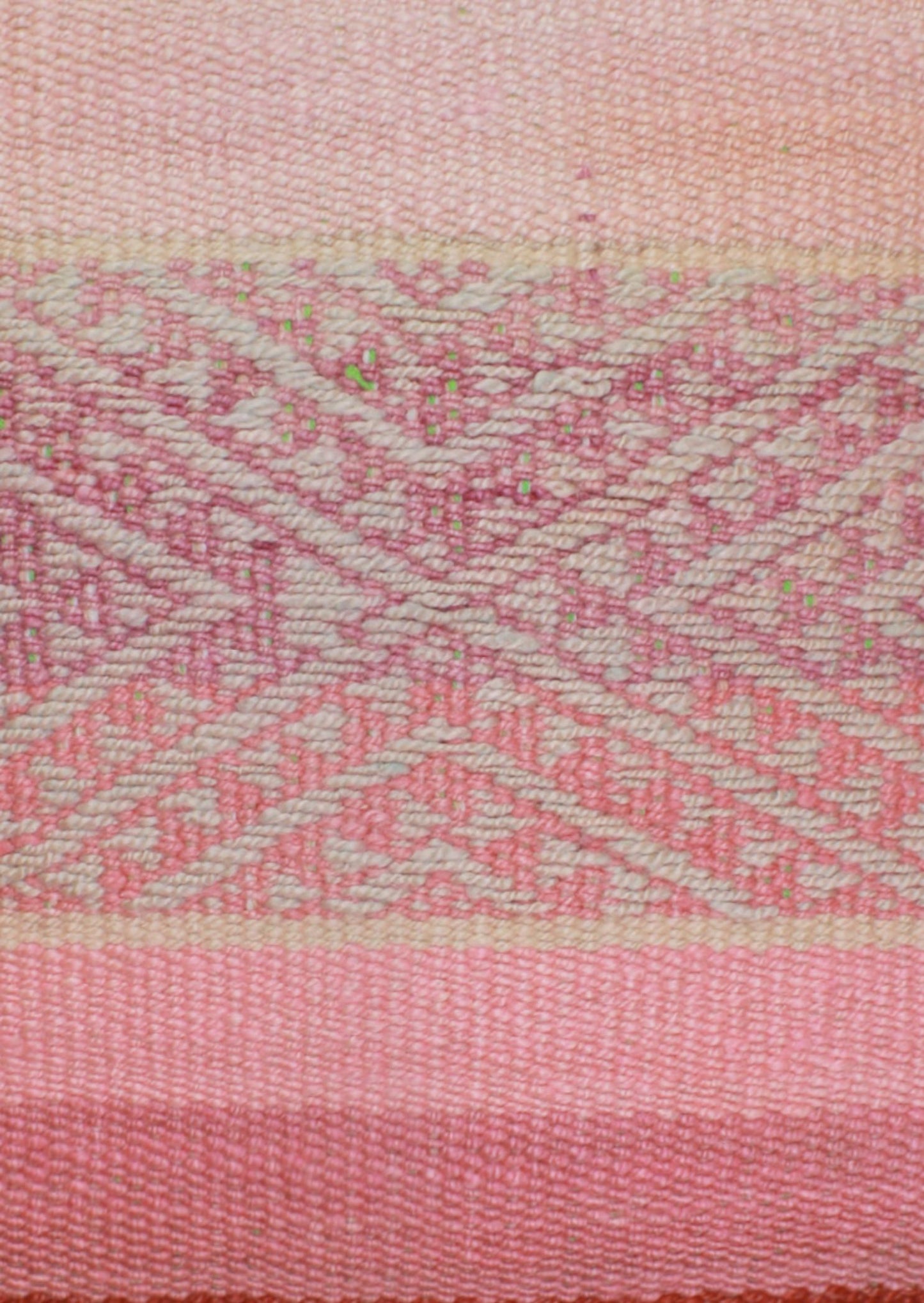 Rosa Frazadakissen 45x45 aus Peru mit Raute-Muster, dekoratives Kissen von Glueck und Fund, auf einem Sofa liegend