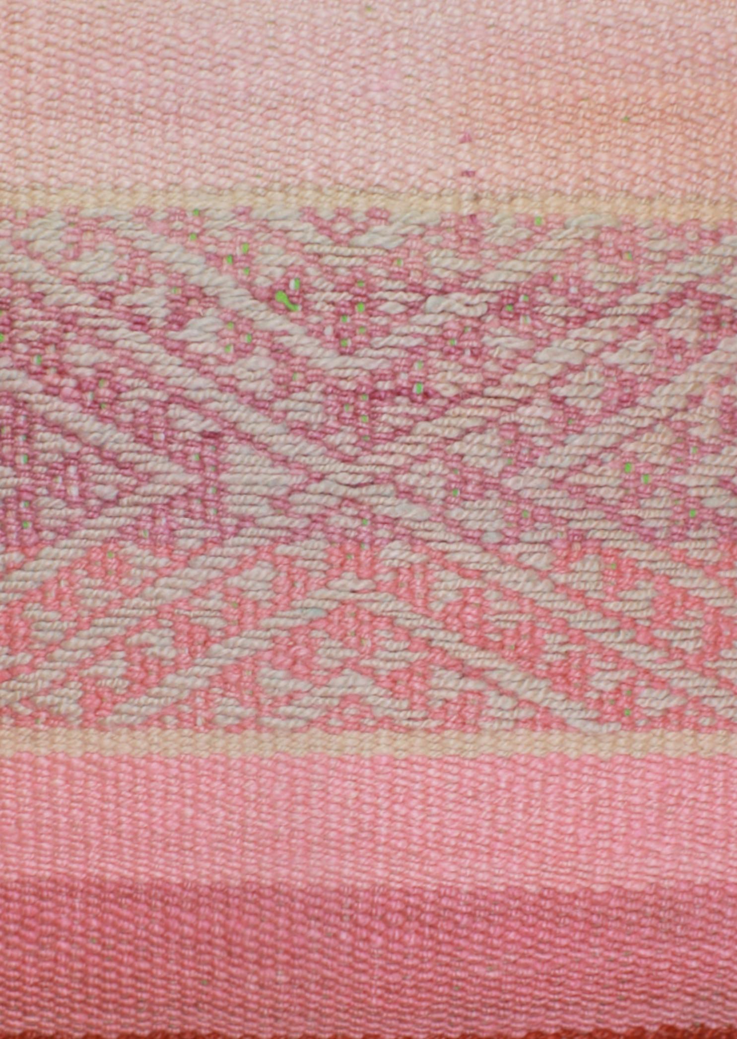 Rosa Frazadakissen 45x45 aus Peru mit Raute-Muster, dekoratives Kissen von Glueck und Fund, auf einem Sofa liegend