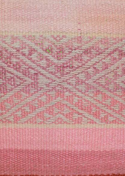 Rosa Frazadakissen 45x45 aus Peru mit Raute-Muster, dekoratives Kissen von Glueck und Fund, auf einem Sofa liegend