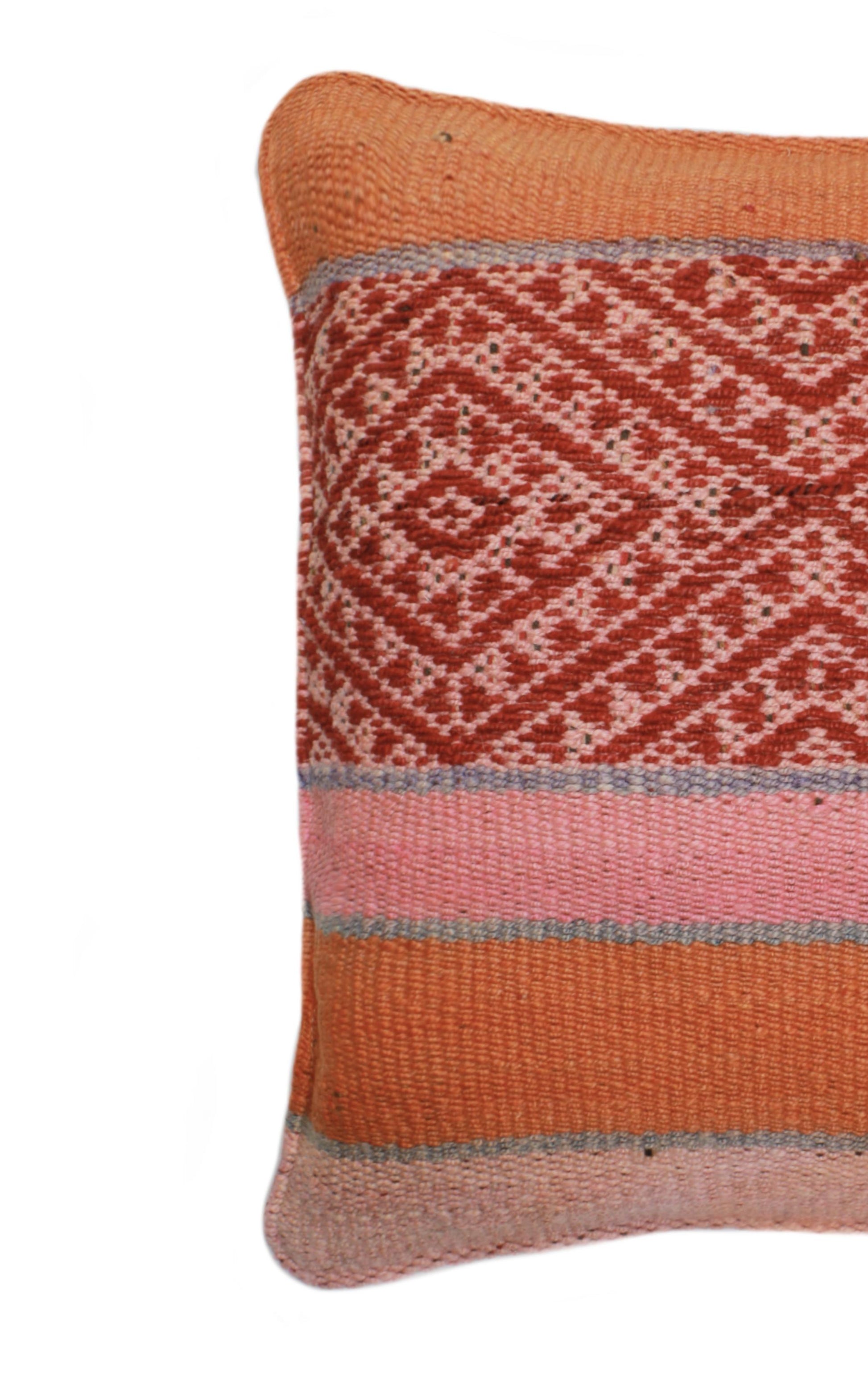 Rotes Kissen 45x45 aus Peru mit Rautenmuster, weiche Textur, von Glueck und Fund, perfekt für gemütliche Dekorationen