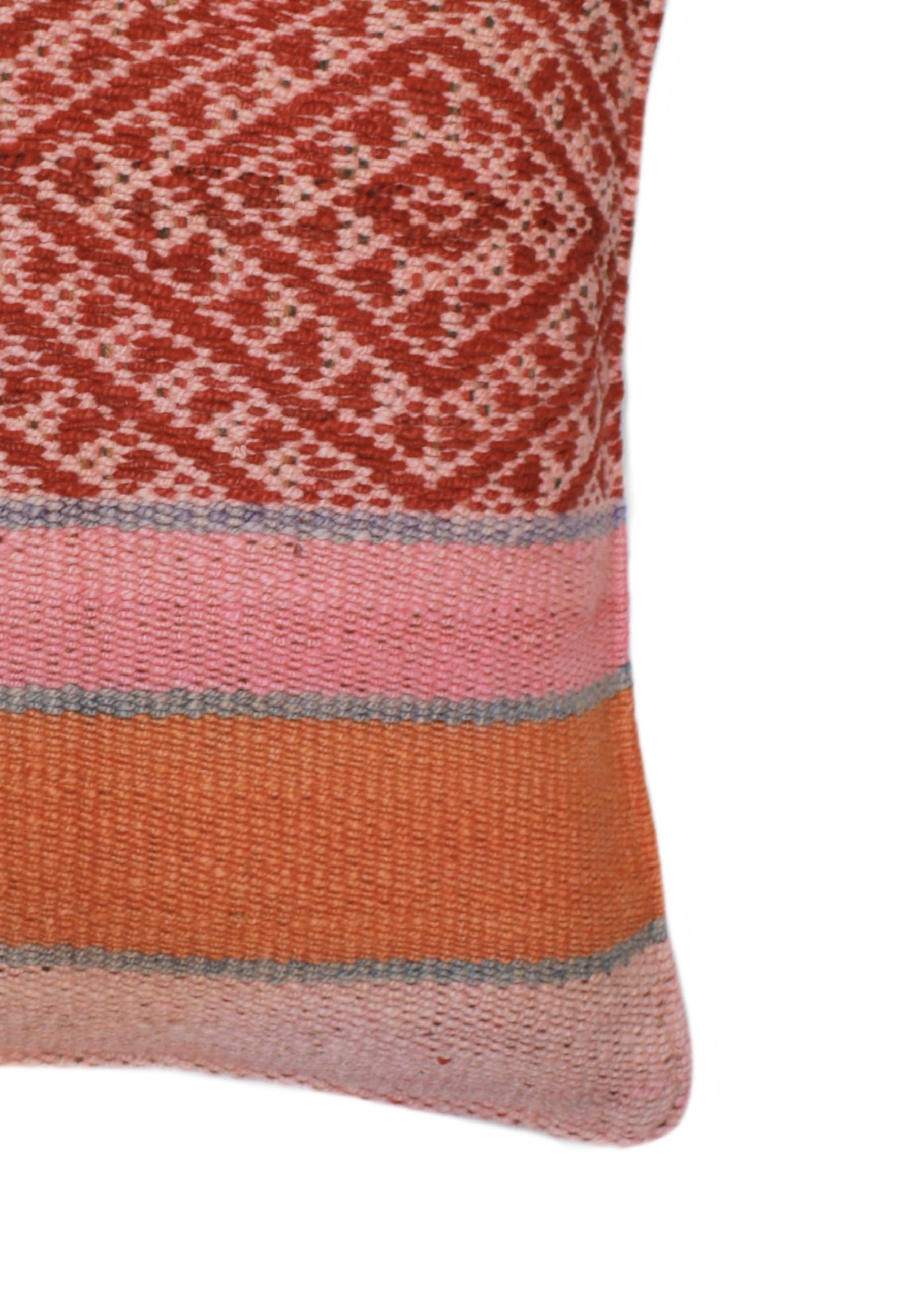 Rotes Frazadakissen 45x45 aus Peru mit Rautenmustern, weiche Textilqualität, von Glück und Fund, auf einem Bett platziert