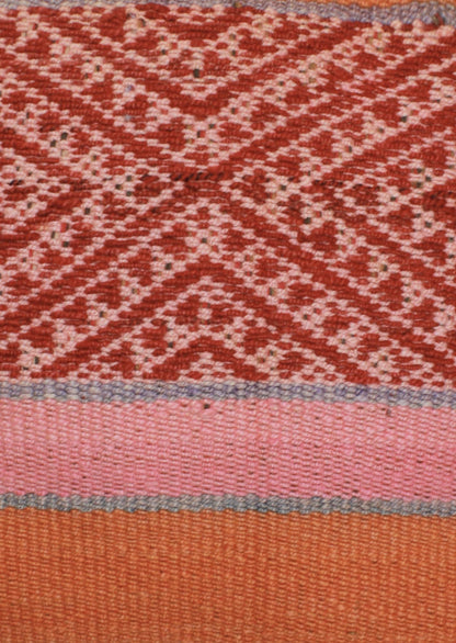Rotes Frazadakissen 45x45 cm aus Peru mit Rautenmustern, weiches Kissen von Glueck und Fund für gemütliches Wohnen