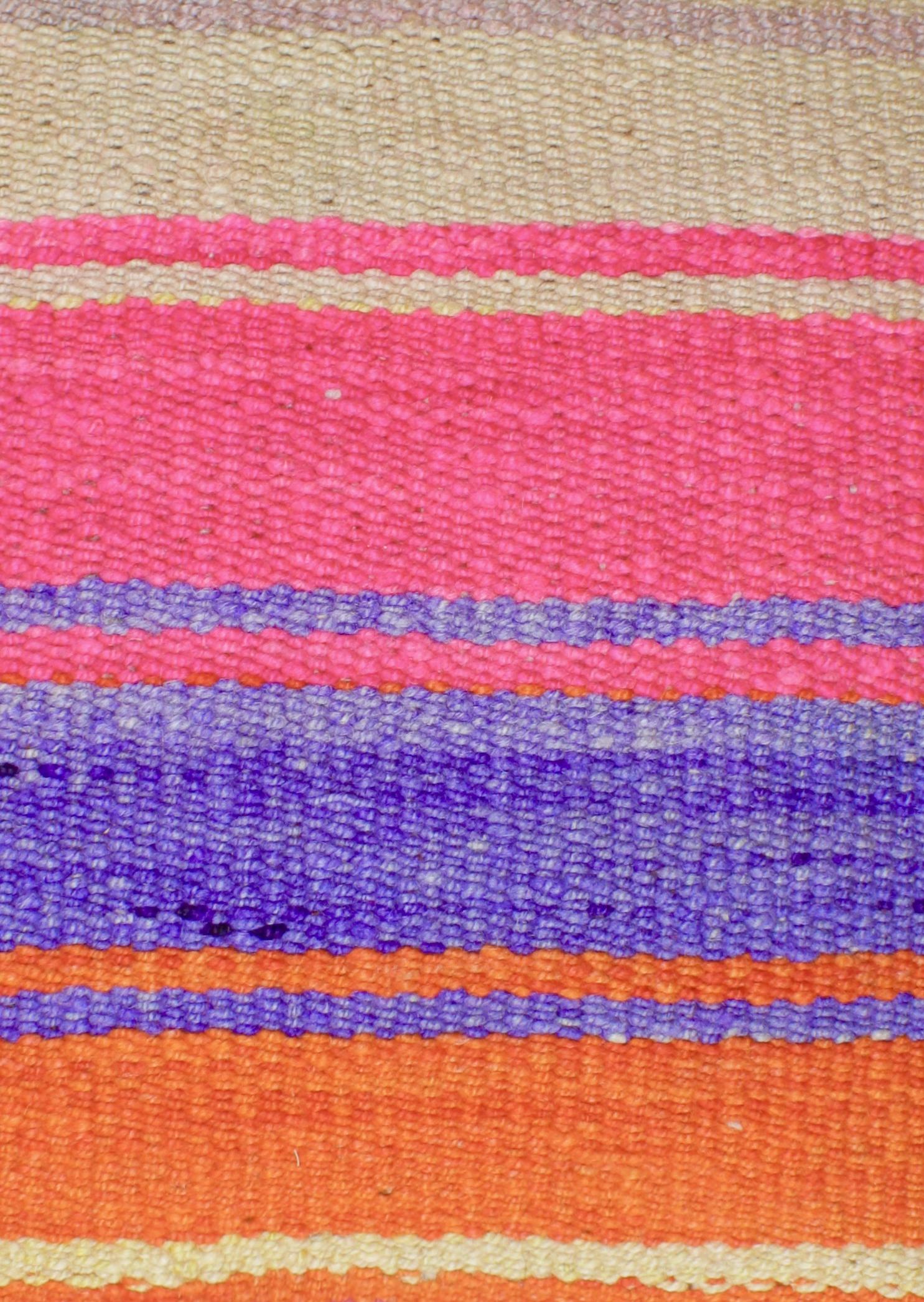 Bunt gestreiftes Frazadakissen 45x45 cm von Glueck und Fund, weiche textile Oberfläche, lebendige Farbgebung.