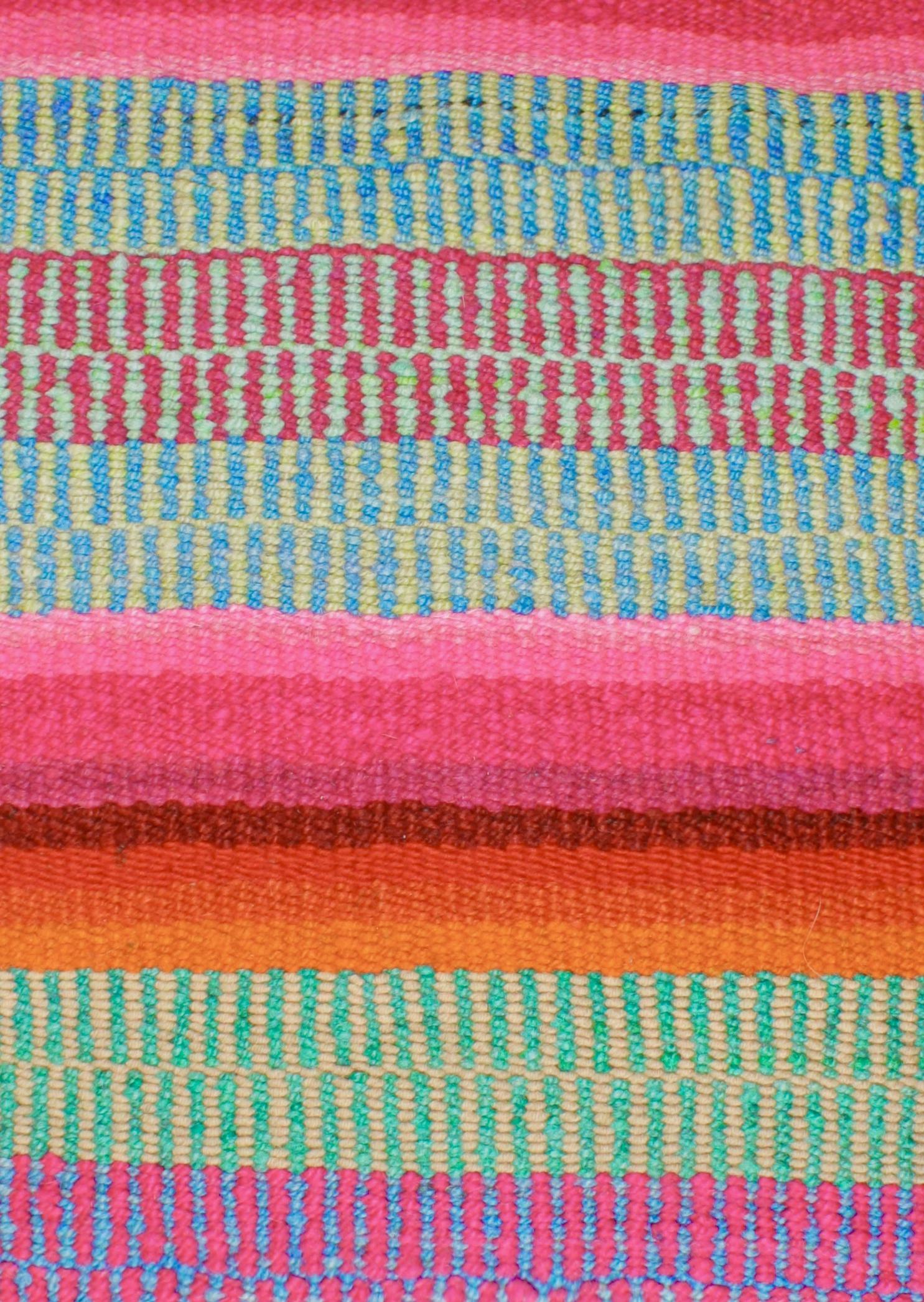 Frazadakissen 45x45 cm von Glueck und Fund mit leuchtendem Regenbogenmuster, weiches Kissen für gemütliche Dekoration.
