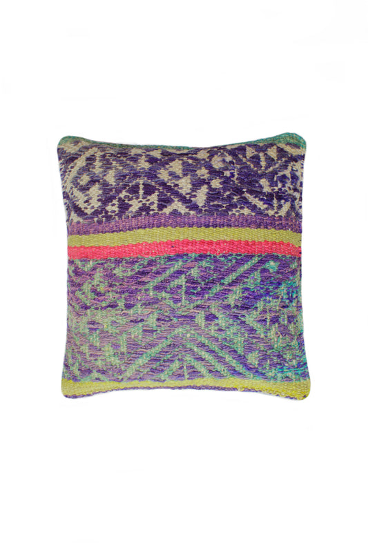 Lila Frazadakissen 45x45 mit Dreiecken, dekoratives Kissen von Glueck und Fund auf weicher Oberfläche.