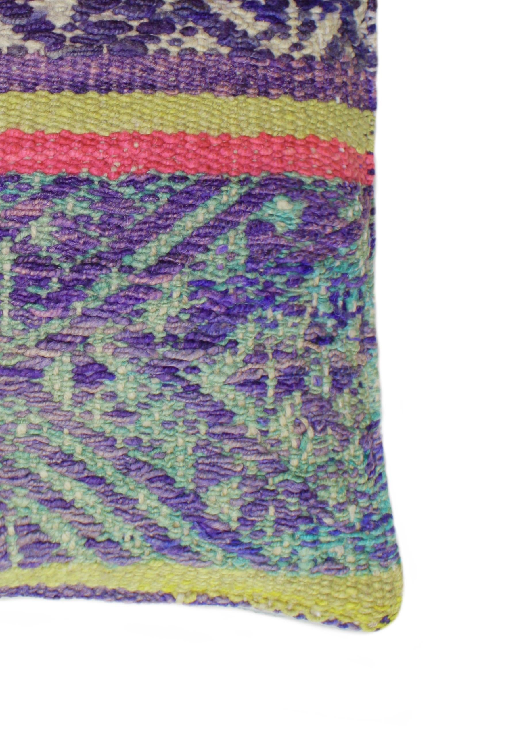 Lila Kissen 45x45 cm mit Dreiecken von Glueck und Fund, weiche Textur und modernes Design, perfekt für Sofa oder Bett.