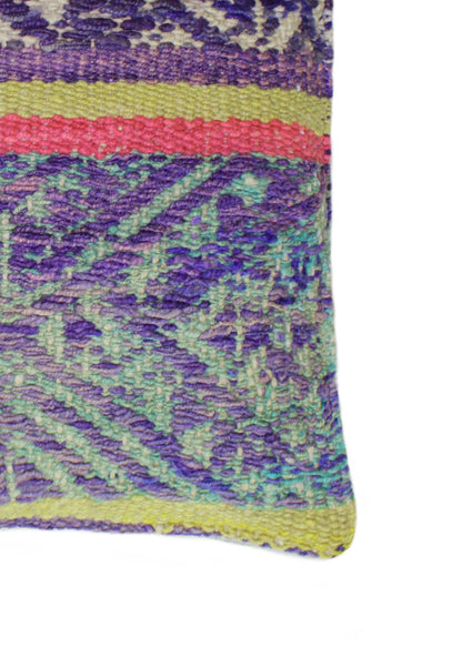 Lila Kissen 45x45 cm mit Dreiecken von Glueck und Fund, weiche Textur und modernes Design, perfekt für Sofa oder Bett.
