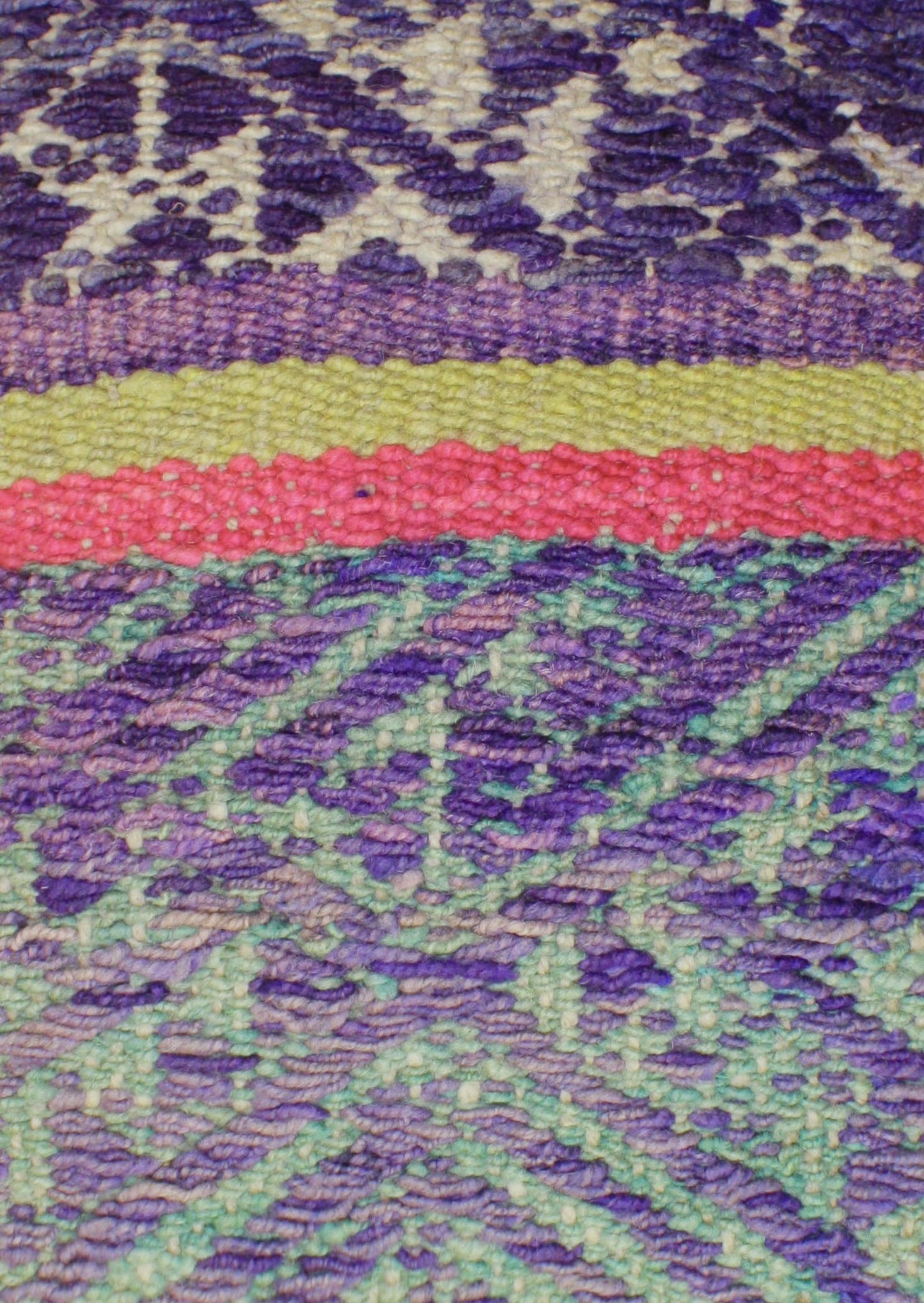 Lila Dreiecke Frazadakissen 45x45 von Glueck und Fund, dekoratives Kissen mit geometrischem Muster auf weichem Bezug