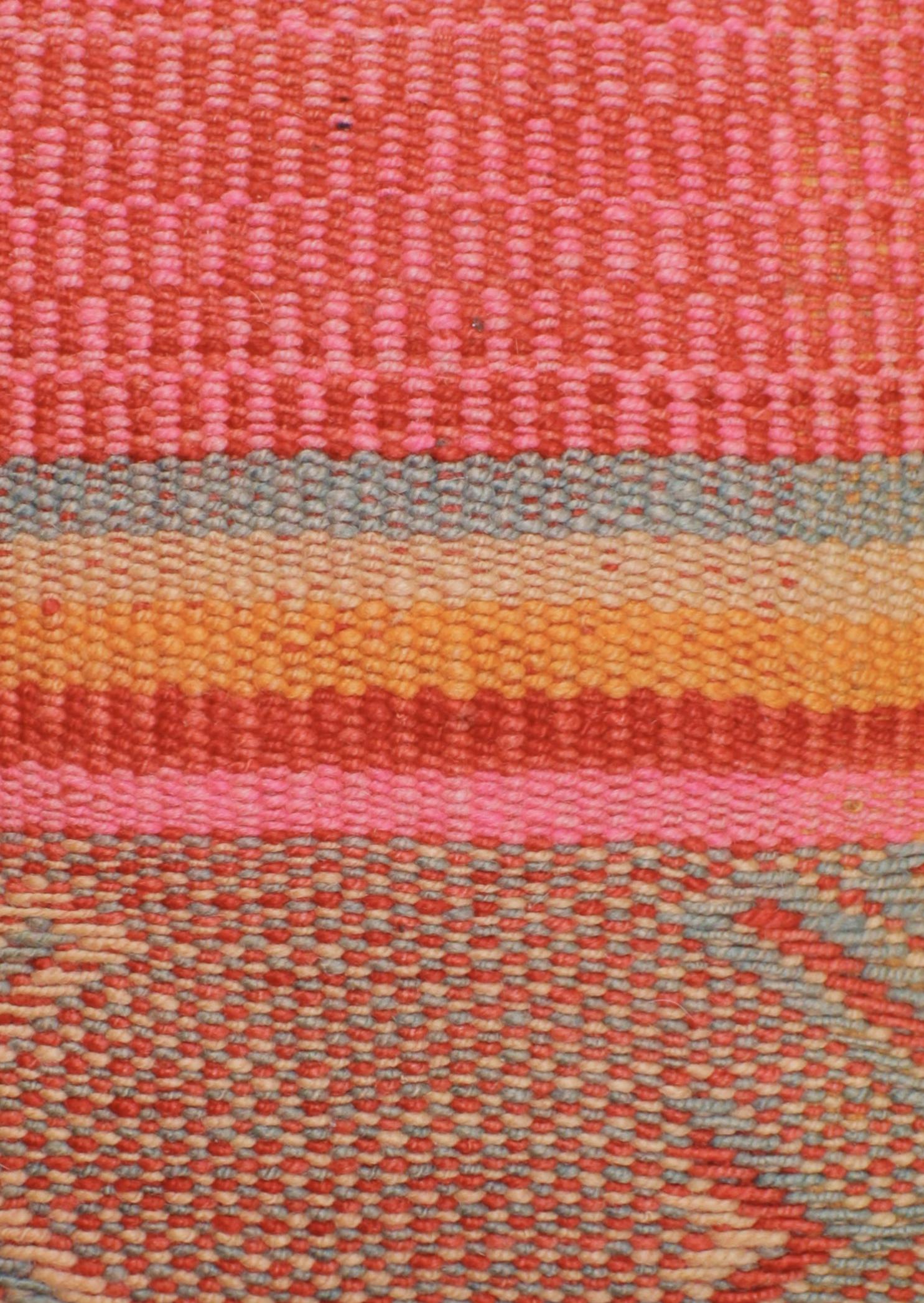 Weiches Frazadakissen 45x45 cm von Glueck und Fund mit buntem, geometrischem Muster auf hellem Hintergrund.