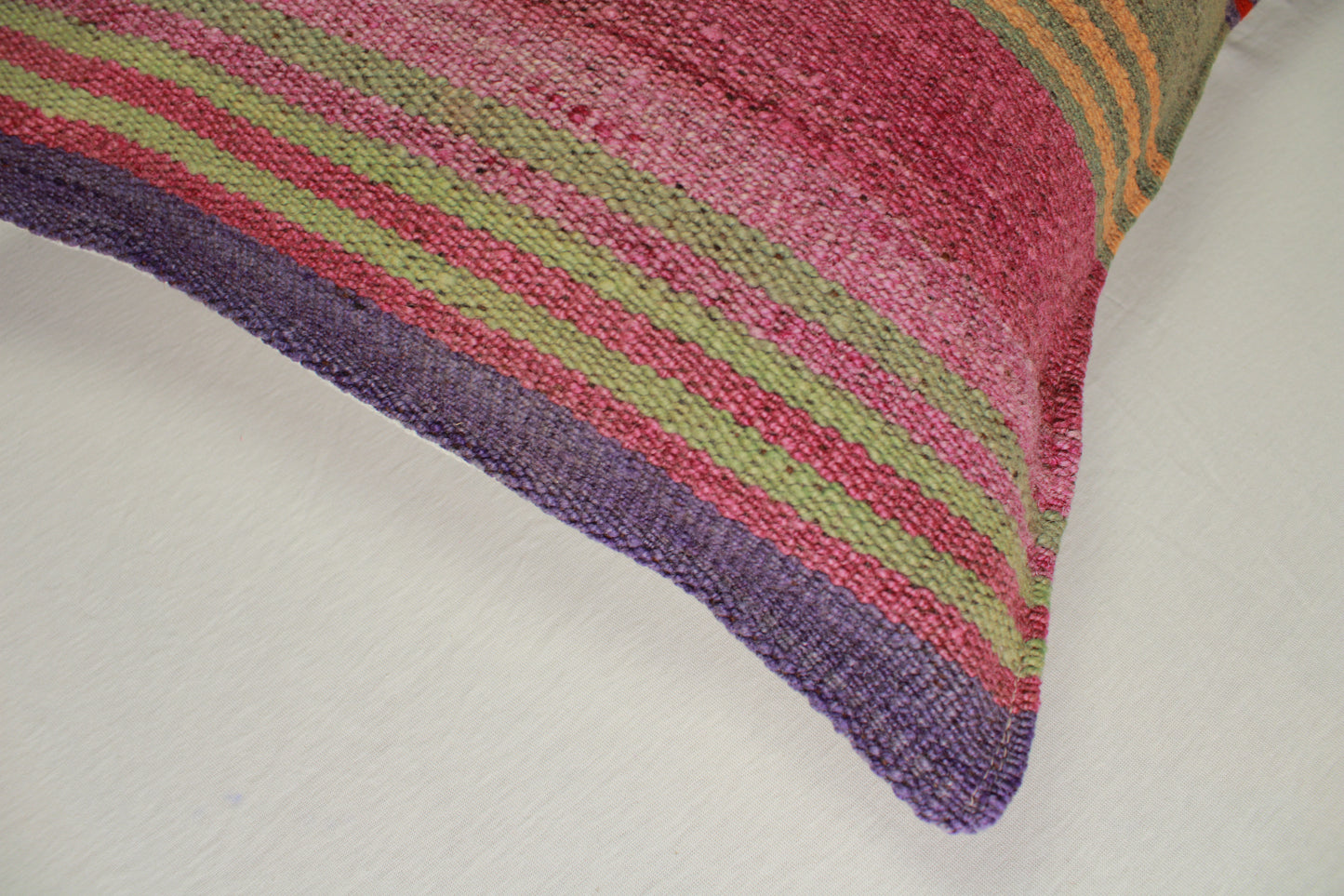 Streifen-Frazadakissen 45x45 cm von Glueck und Fund, weiches Kissen mit gestreiftem Muster, ideal für Sofa oder Bett.