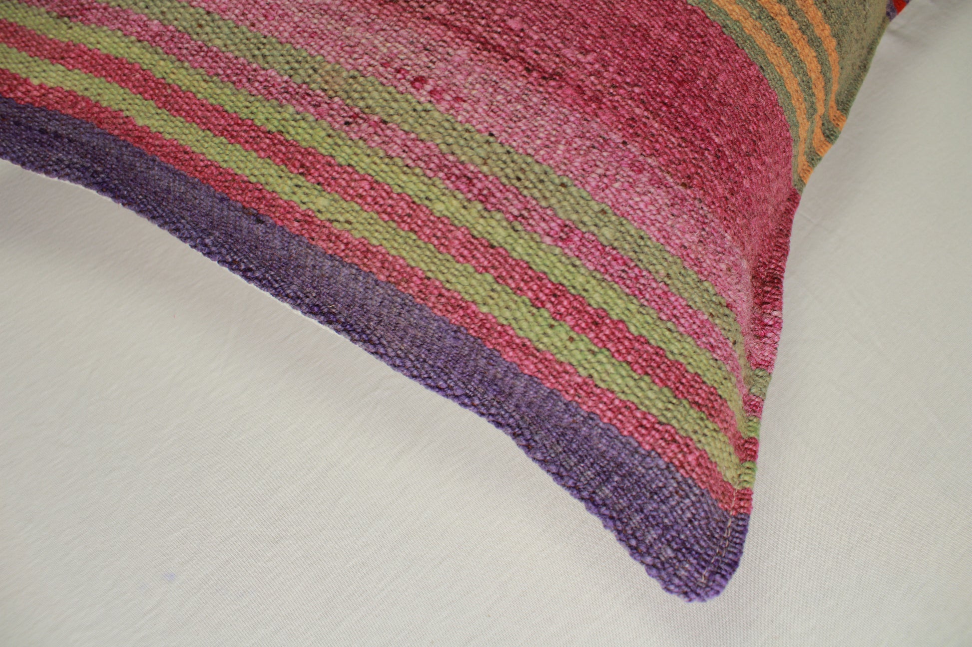 Streifen-Frazadakissen 45x45 cm von Glueck und Fund, weiches Kissen mit gestreiftem Muster, ideal für Sofa oder Bett.