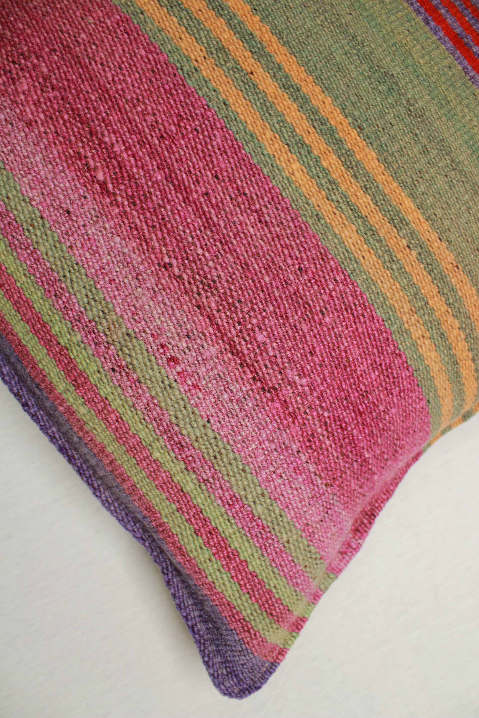 Kissen 45x45 cm mit Streifenmuster von Glueck und Fund, weiches Frazadakissen für dekorativen Komfort.