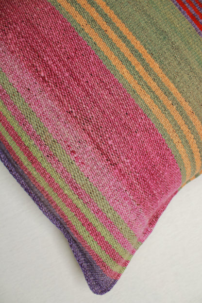 Kissen 45x45 cm mit Streifenmuster von Glueck und Fund, weiches Frazadakissen für dekorativen Komfort.