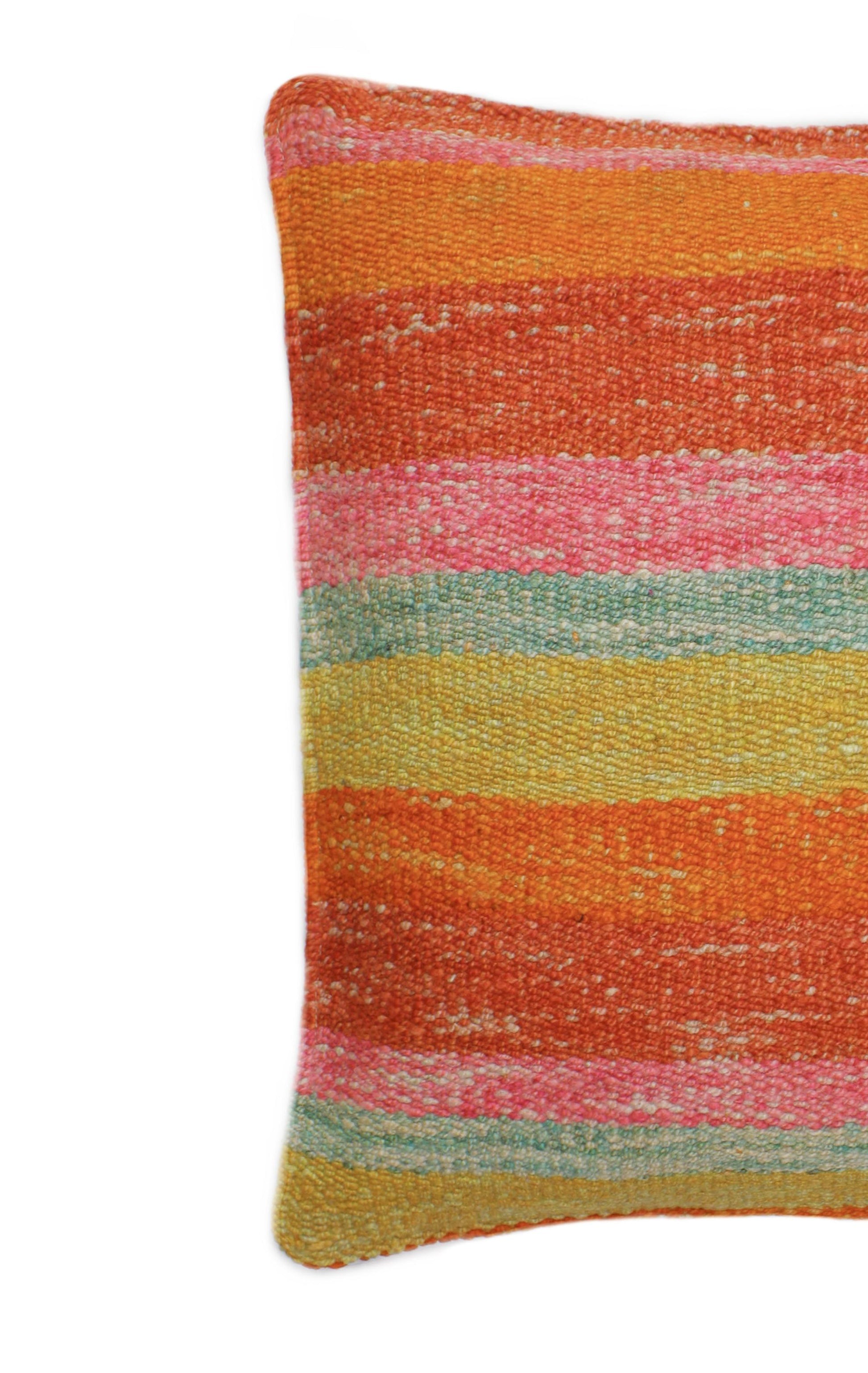 Warme orange Frazadakissen 45x45 cm von Glueck und Fund, weiches Kissen mit buntem, texturiertem Stoff, ideal für gemütliche Sitzgelegenheiten.
