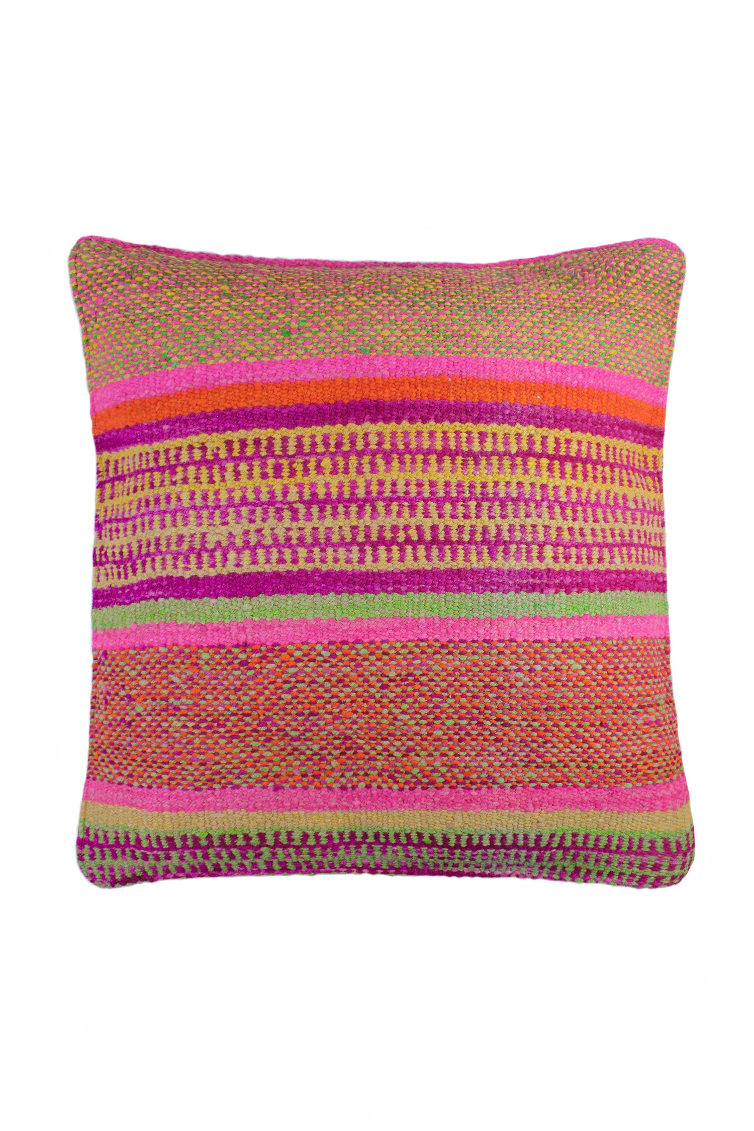Großes Frazadakissen 60x60 cm von Glueck und Fund mit weicher, dekorativer Kissenhülle auf einem Sofa.