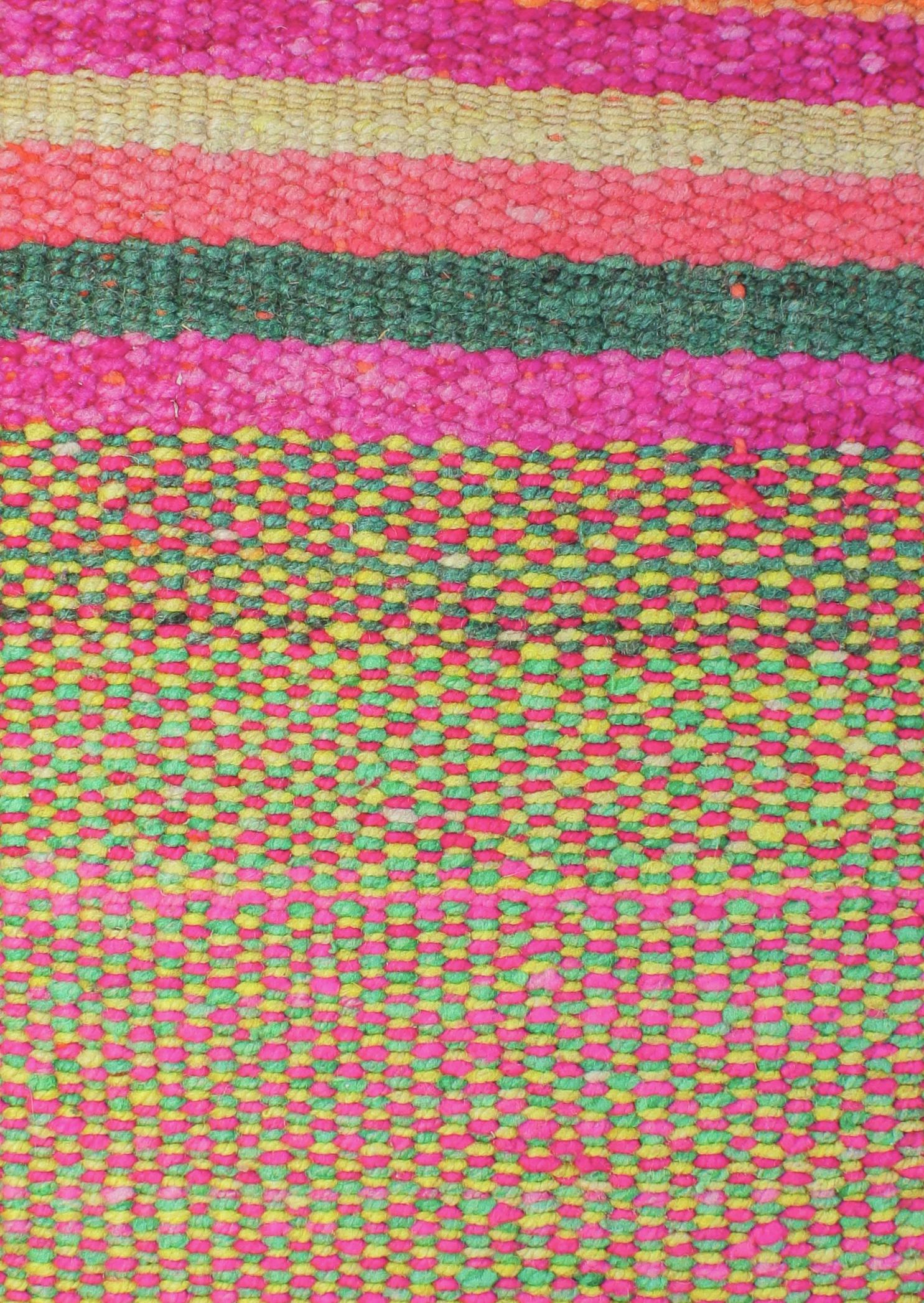 Großes gelb meliertes Frazadakissen 60x60 von Glueck und Fund auf einem Sofa, weiche Textur und gemütliches Design.