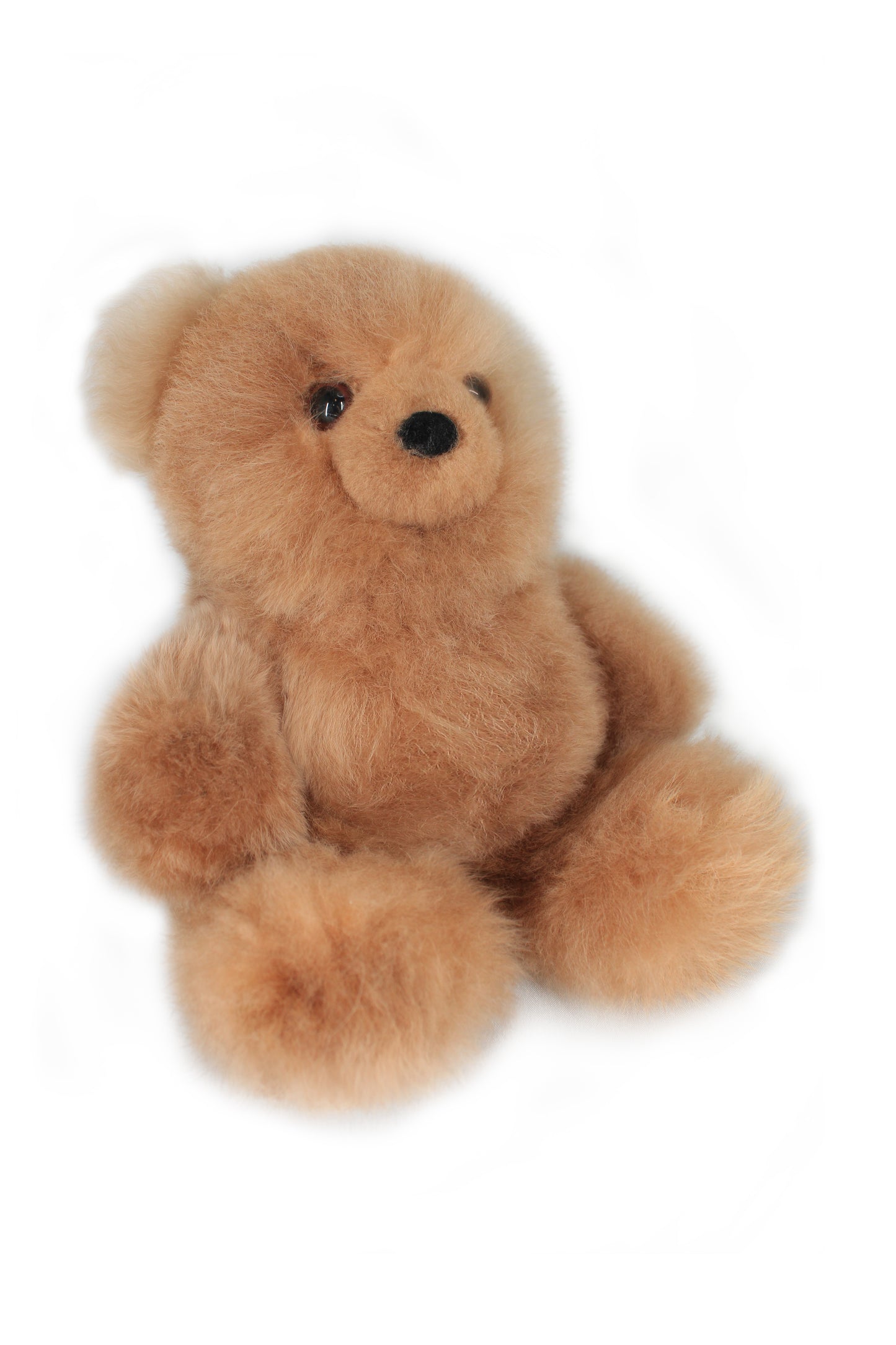 Beiger Alpaka-Teddybär aus Kuscheltier von Glueck und Fund, weiches Plüschtier zum Kuscheln, detailreiche Stoffstruktur.