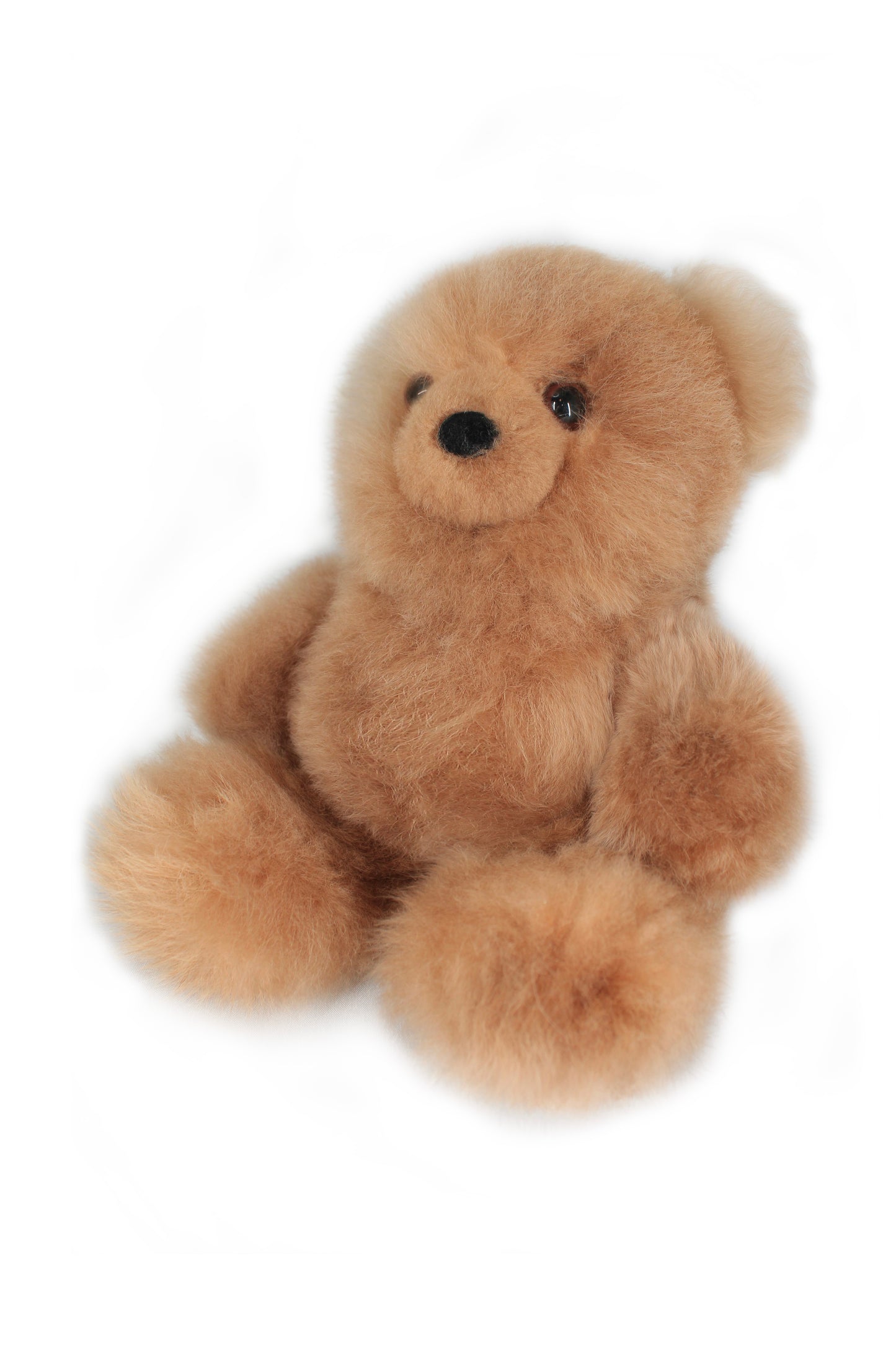 Beiger Alpaka-Teddybär aus Kuscheltier von Glueck und Fund, weiches Plüschtier zum Kuscheln, detailreiche Stoffstruktur sichtbar