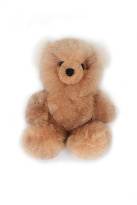 Beiger Alpaka-Teddybär von Glueck und Fund, kuscheliges Plüschtier zum Anschauen und Anfassen.