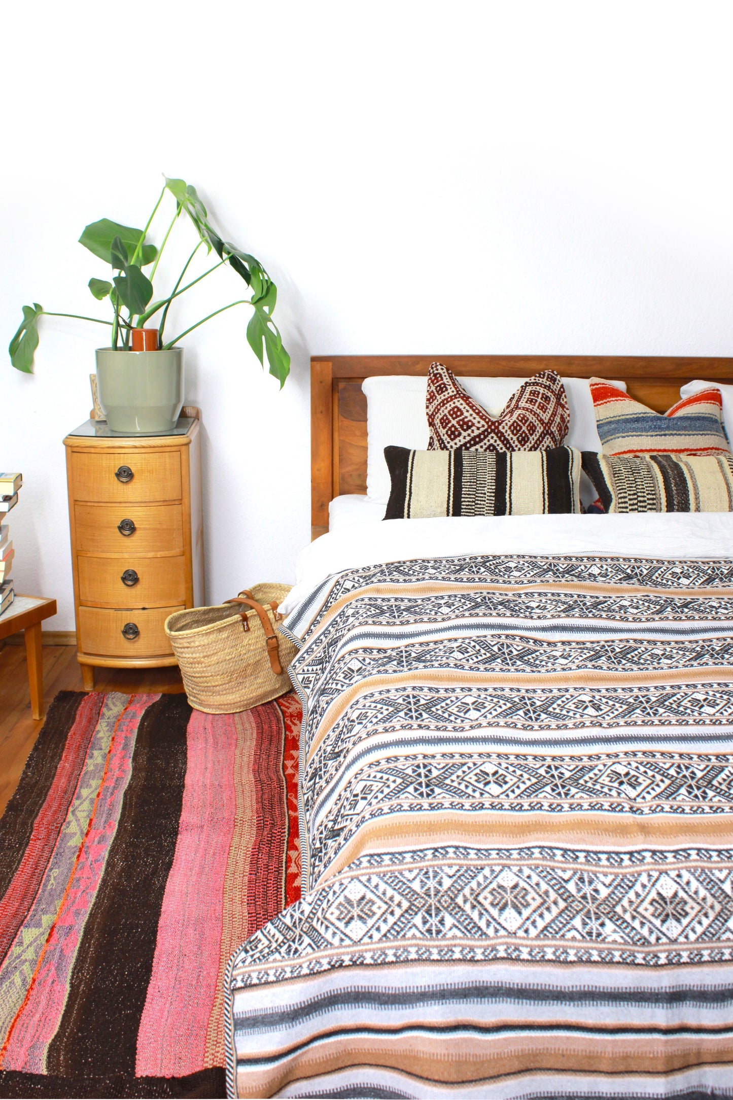 Handgewebte braune Boho Tagesdecke aus Unikat-Design von Glueck und Fund, ideal für gemütliches Wohnambiente.