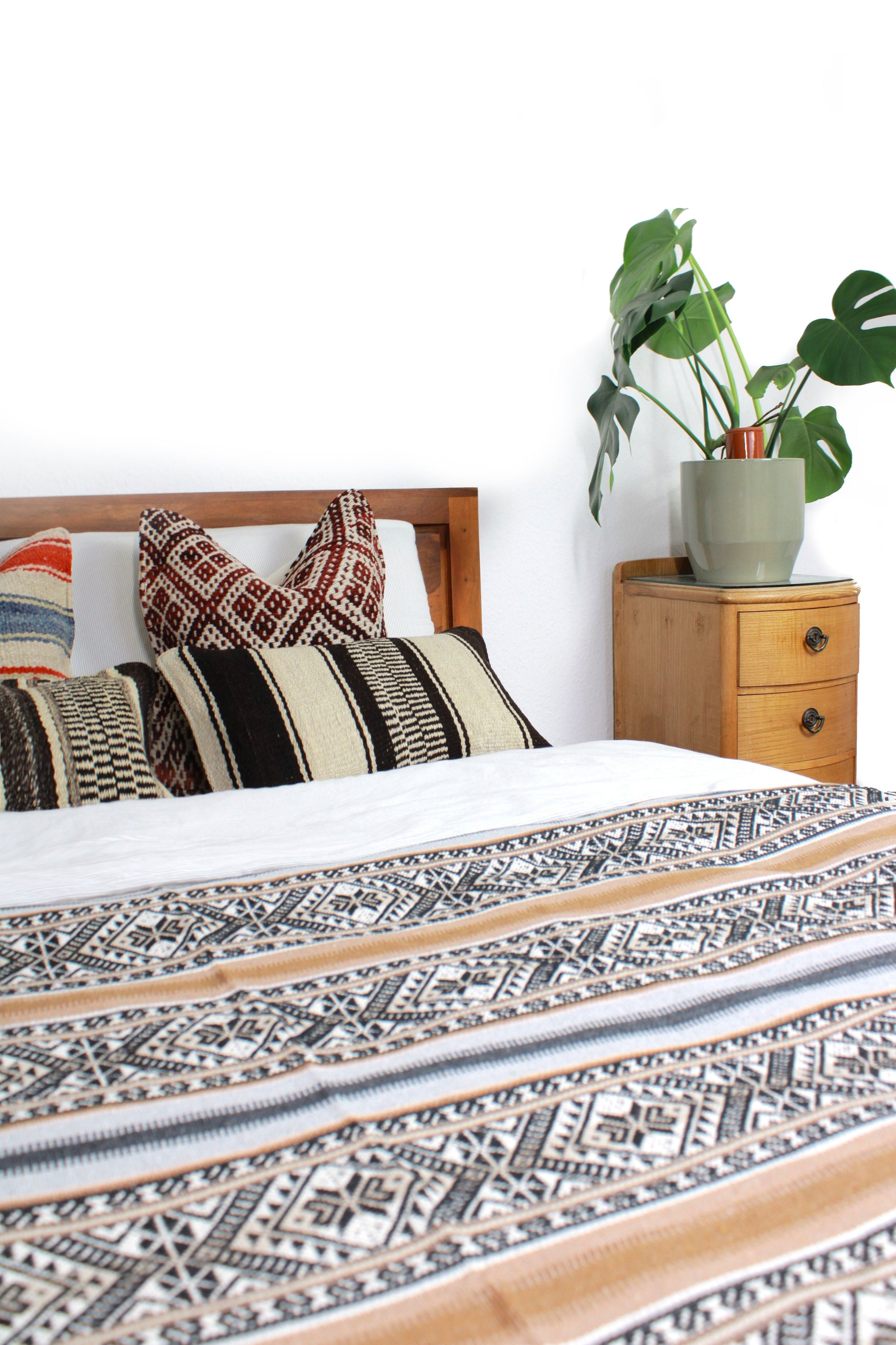 Handgewebte braune Boho Tagesdecke auf Bett von Glueck und Fund, einzigartiges Unikat, weiche Textur und stilvolles Design.