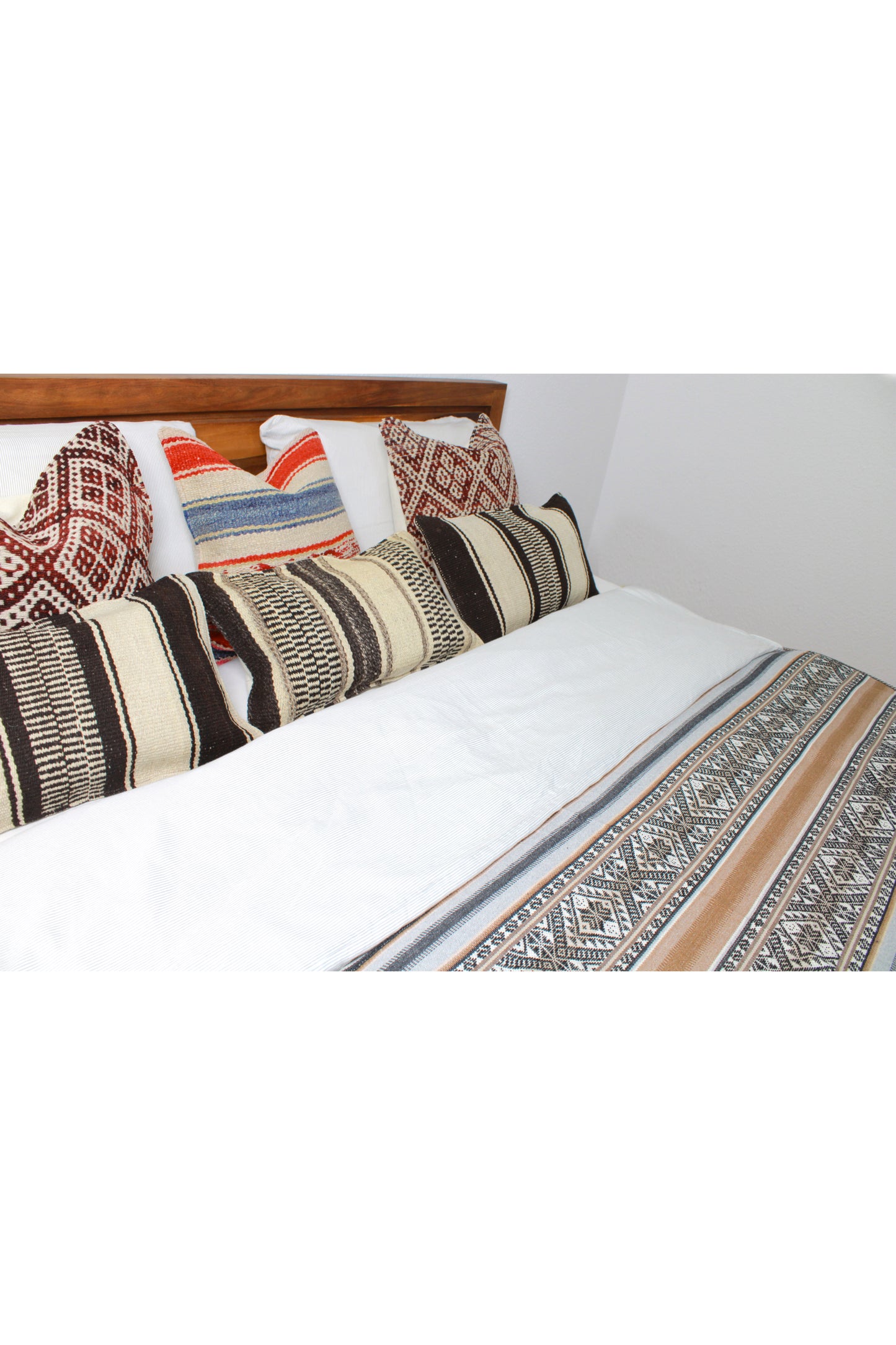 Handgewebte braune Boho Tagesdecke von Glueck und Fund, einzigartiges Unikat, weiche textur und dekoratives Design.